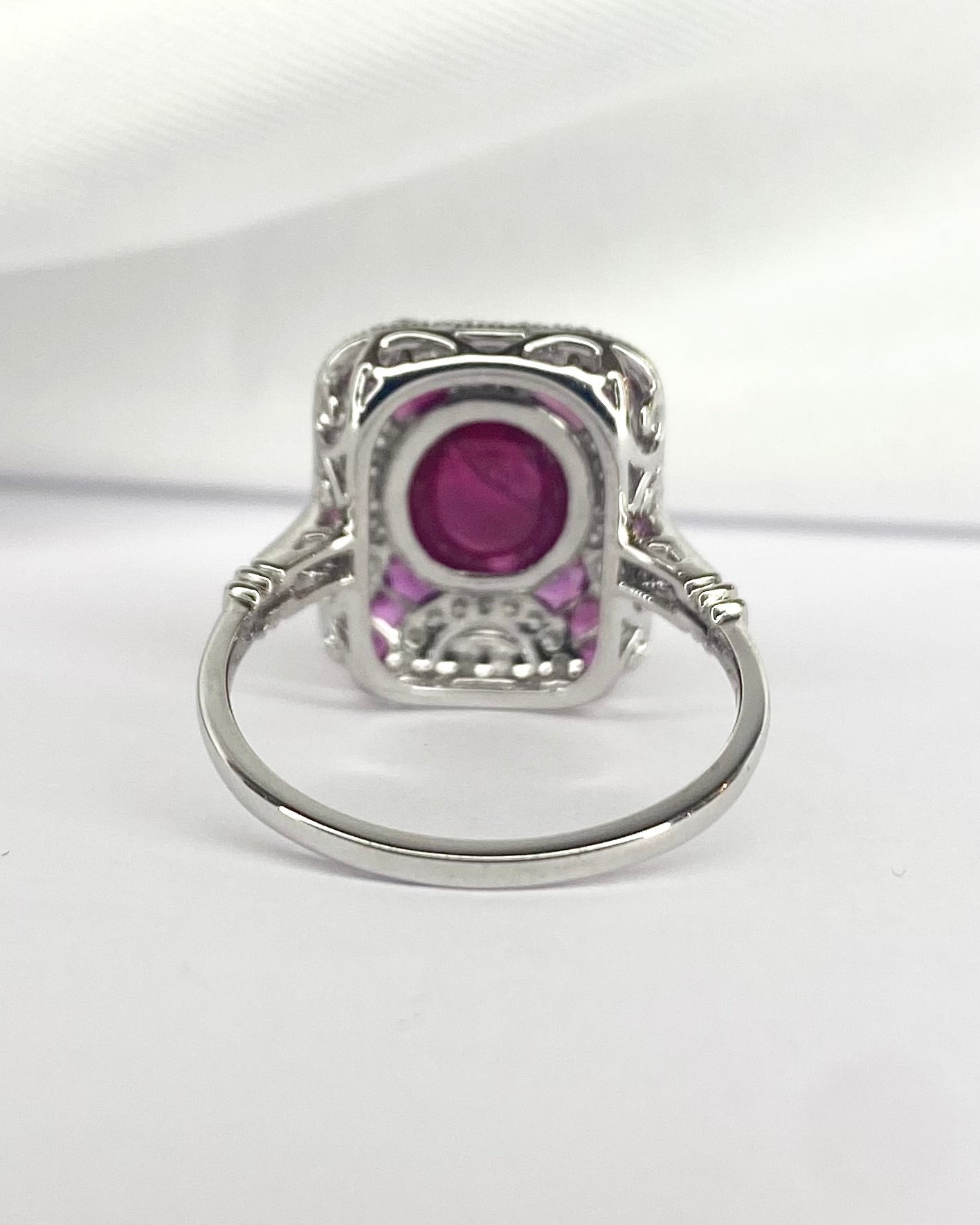 Bague Style Art Déco Rubis 3.73 carats &amp; Diamants 0.43 carat "Leslie" - Elliade Paris