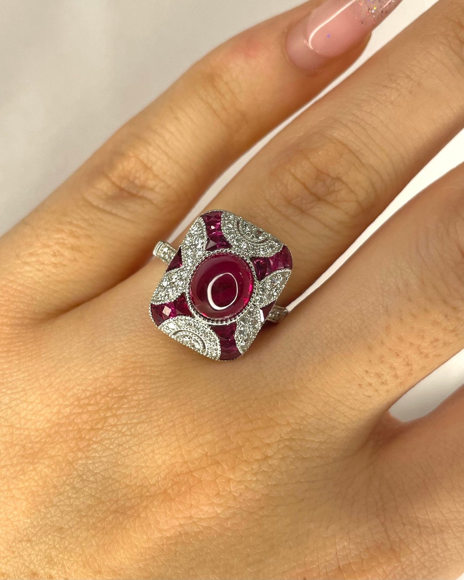 Bague Style Art Déco Rubis 3.73 carats &amp; Diamants 0.43 carat "Leslie" - Elliade Paris