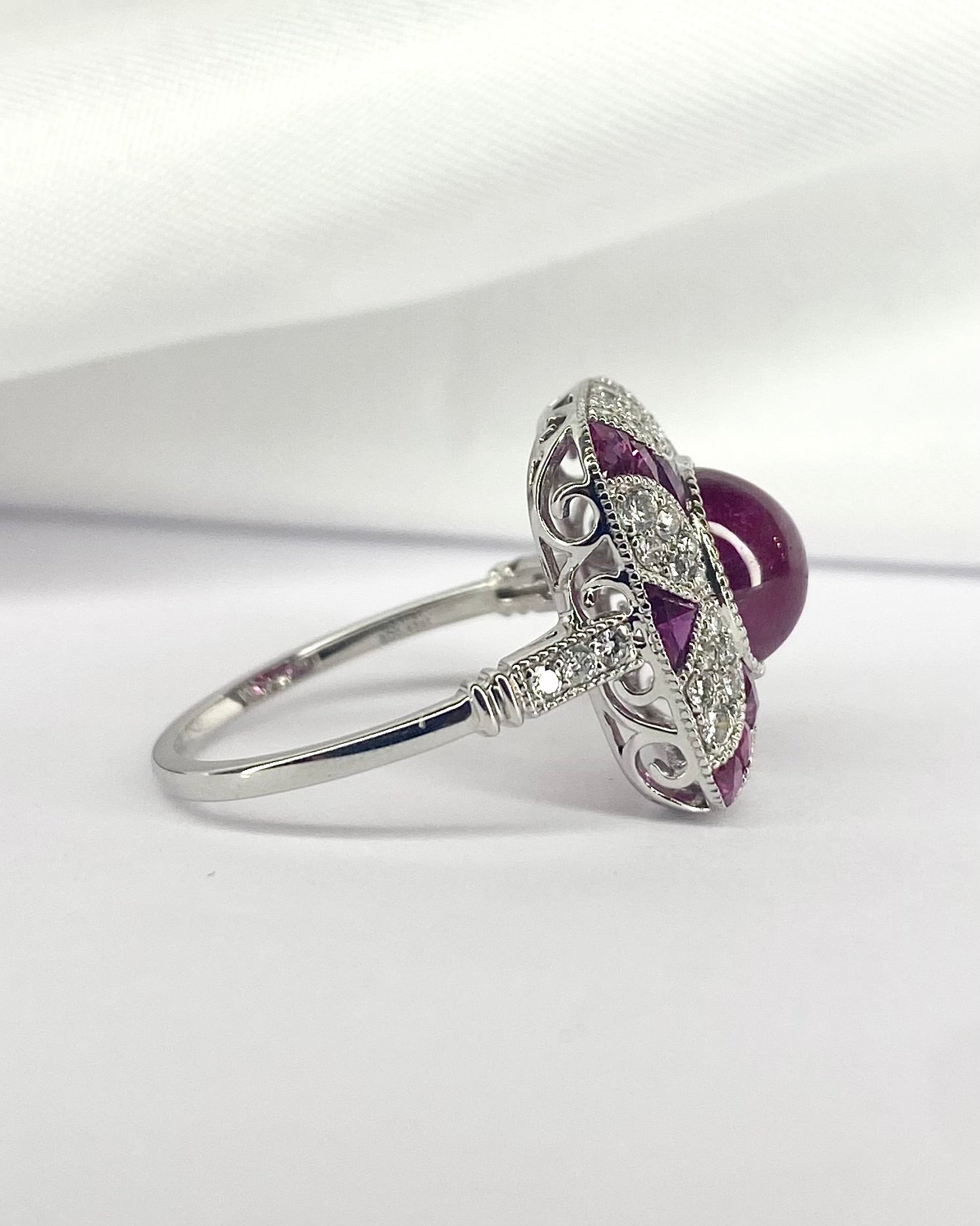 Bague Style Art Déco Rubis 3.73 carats &amp; Diamants 0.43 carat "Leslie" - Elliade Paris