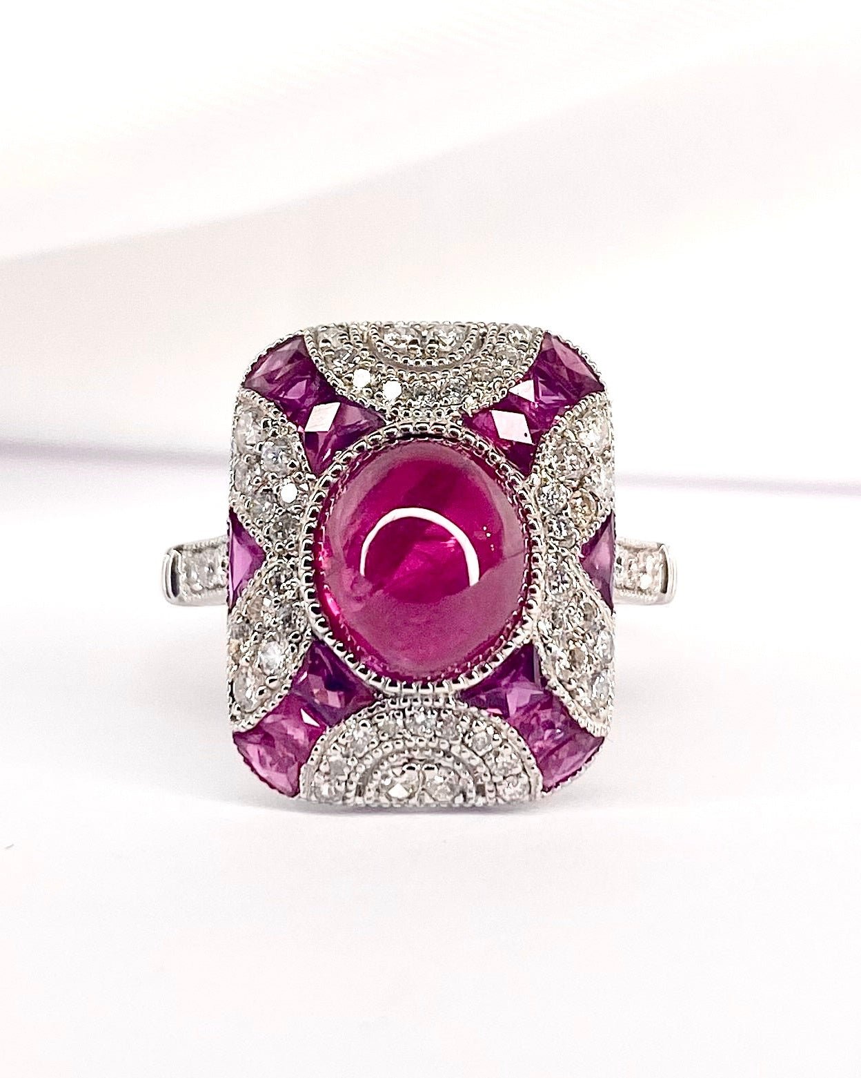 Bague Style Art Déco Rubis 3.73 carats &amp; Diamants 0.43 carat "Leslie" - Elliade Paris