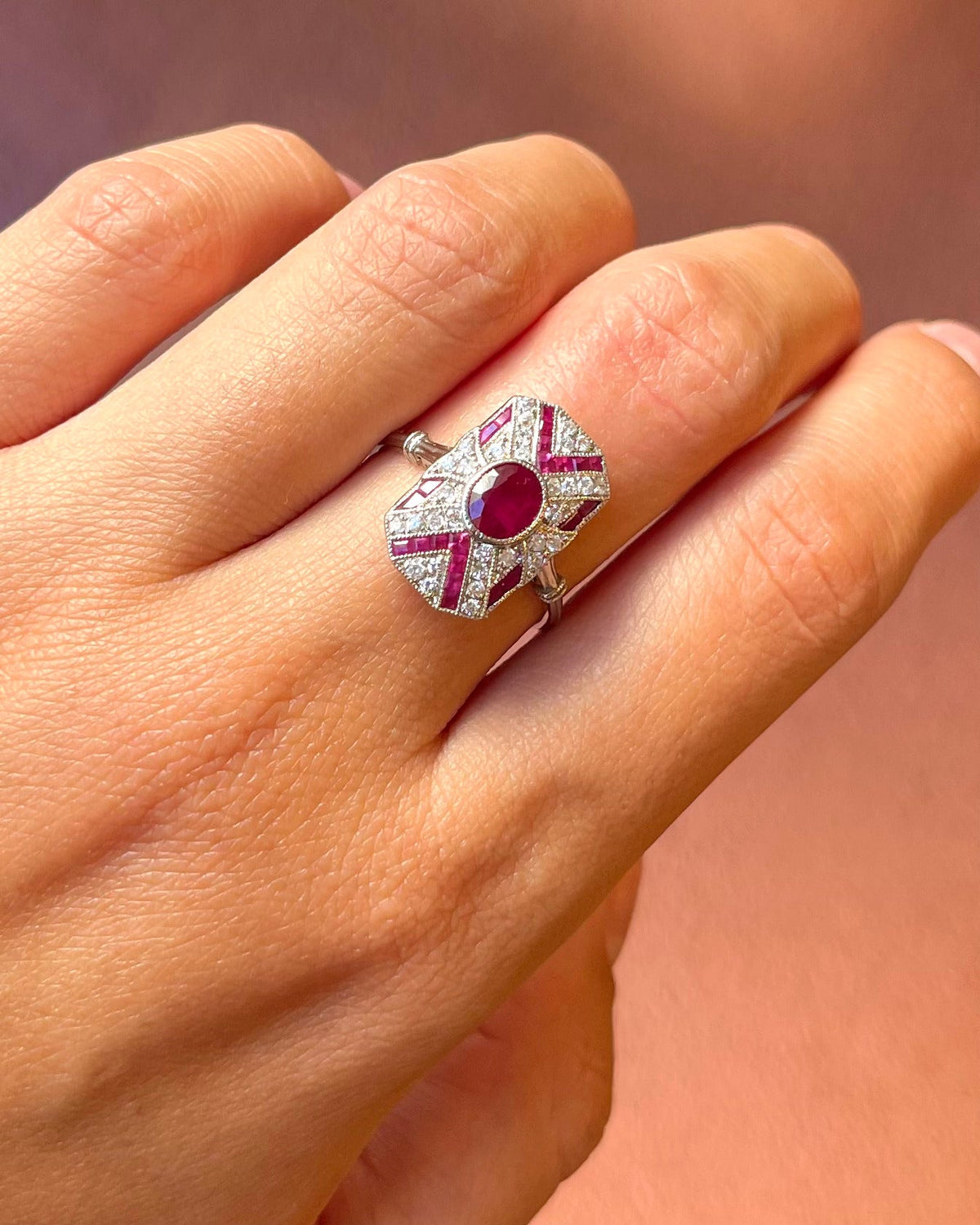 Bague Style Art-Déco Rubis Birman 1.41 carat &amp; Diamants 0.27 carat "Genevieve" - Elliade Paris