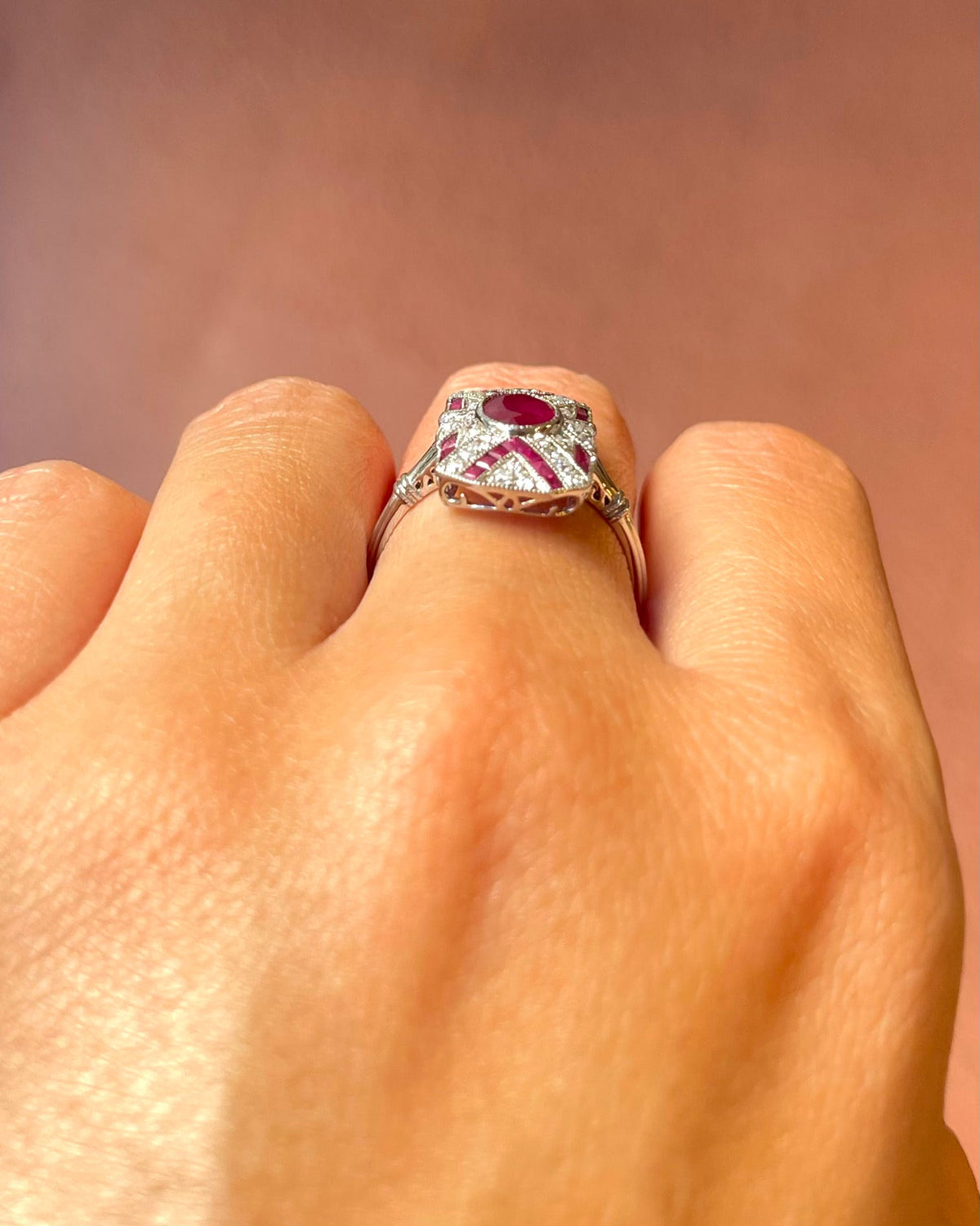 Bague Style Art-Déco Rubis Birman 1.41 carat &amp; Diamants 0.27 carat "Genevieve" - Elliade Paris