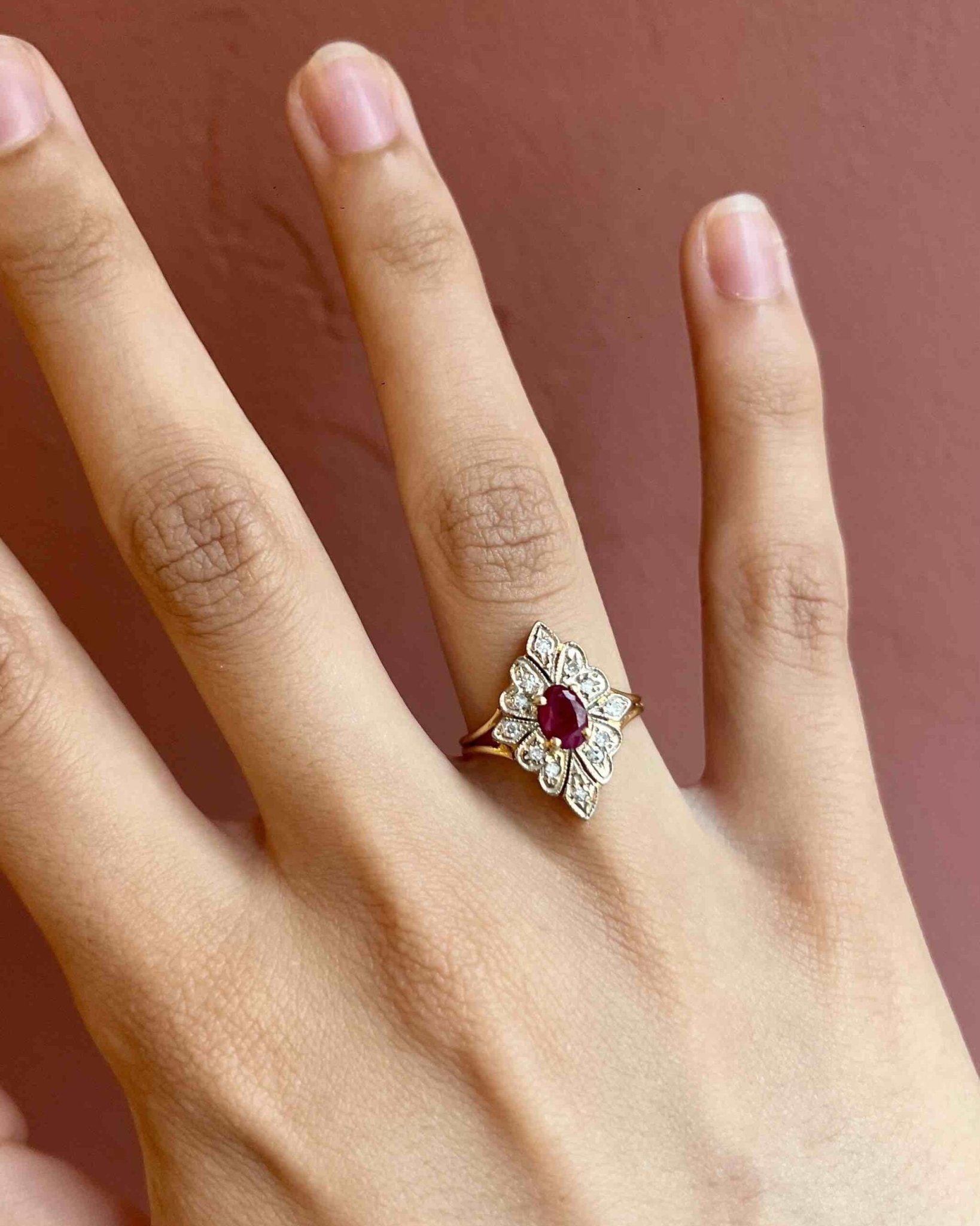 Bague style Art - déco Rubis &amp; Diamants "Adriana" - Elliade Paris