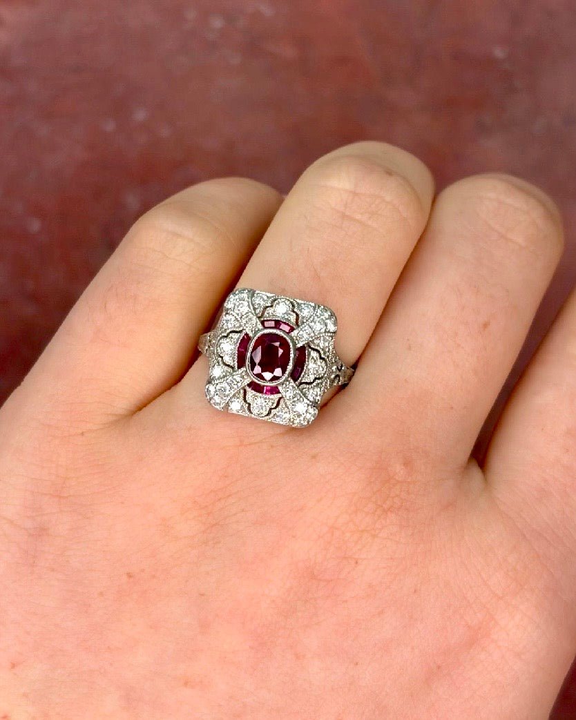 Bague Style Art-Déco Rubis du Mozambique 1.44 carat &amp; Diamants 0.52 carat "Charlotte" - Elliade Paris