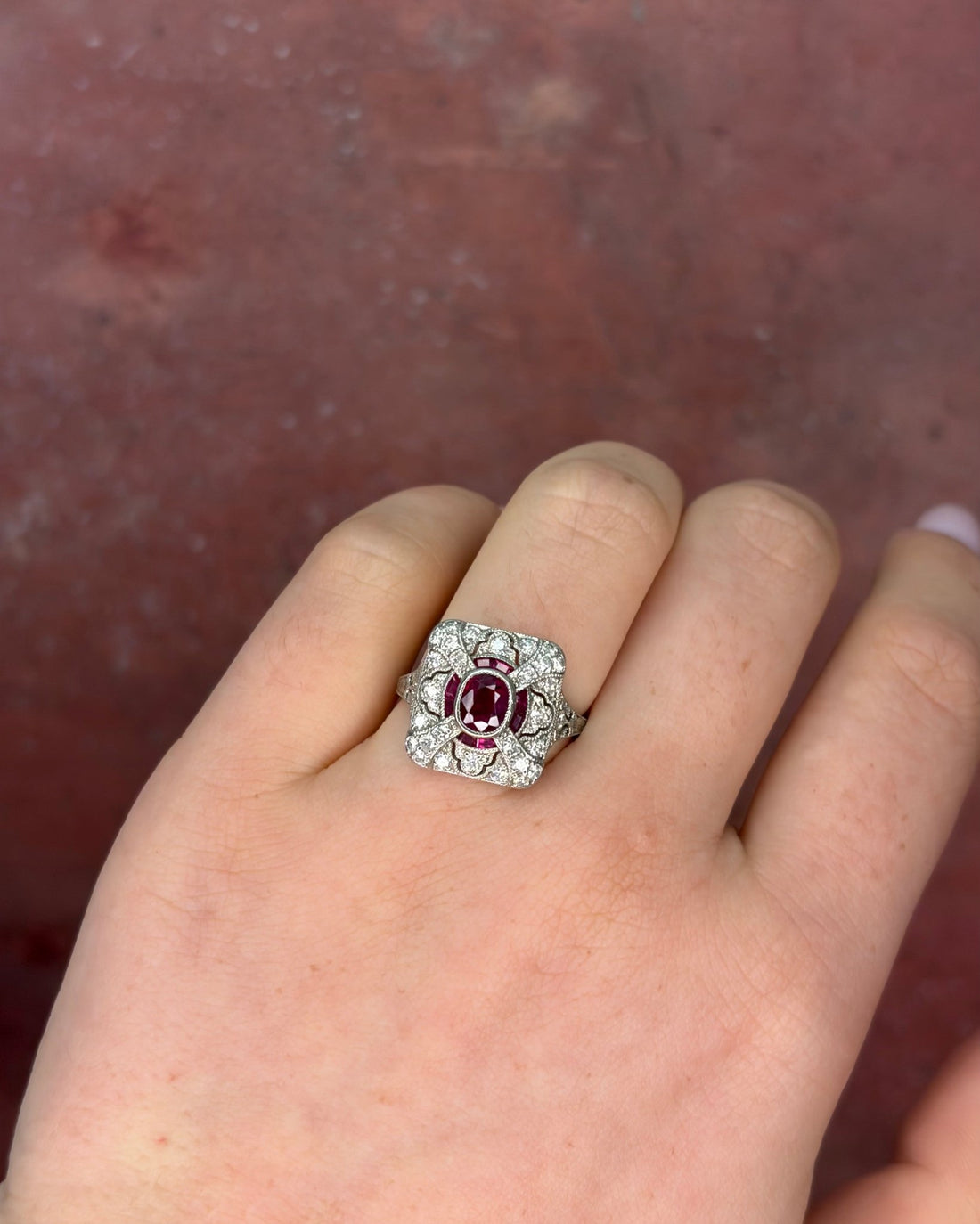 Bague Style Art-Déco Rubis du Mozambique 1.44 carat &amp; Diamants 0.52 carat "Charlotte" - Elliade Paris