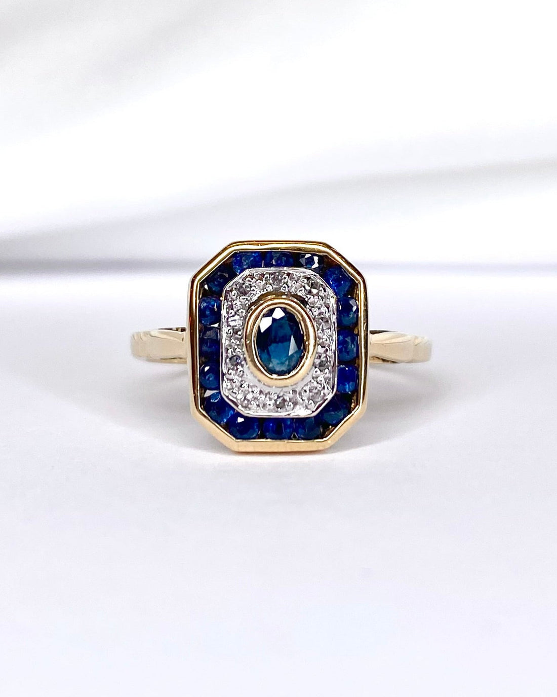 Bague Style Art Déco Saphir 0.42 carat &amp; Diamants "Aby" - Elliade Paris