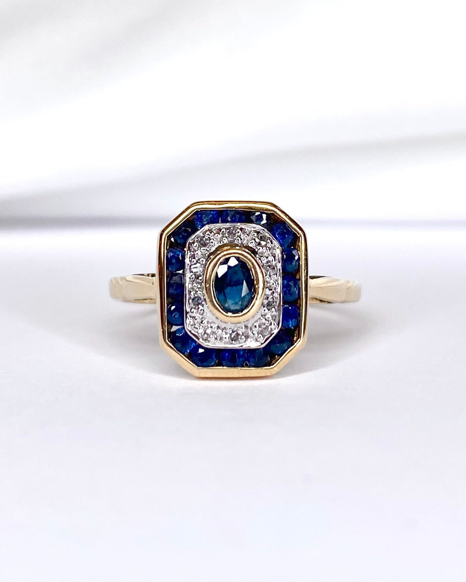 Bague Style Art Déco Saphir 0.42 carat &amp; Diamants "Aby" - Elliade Paris