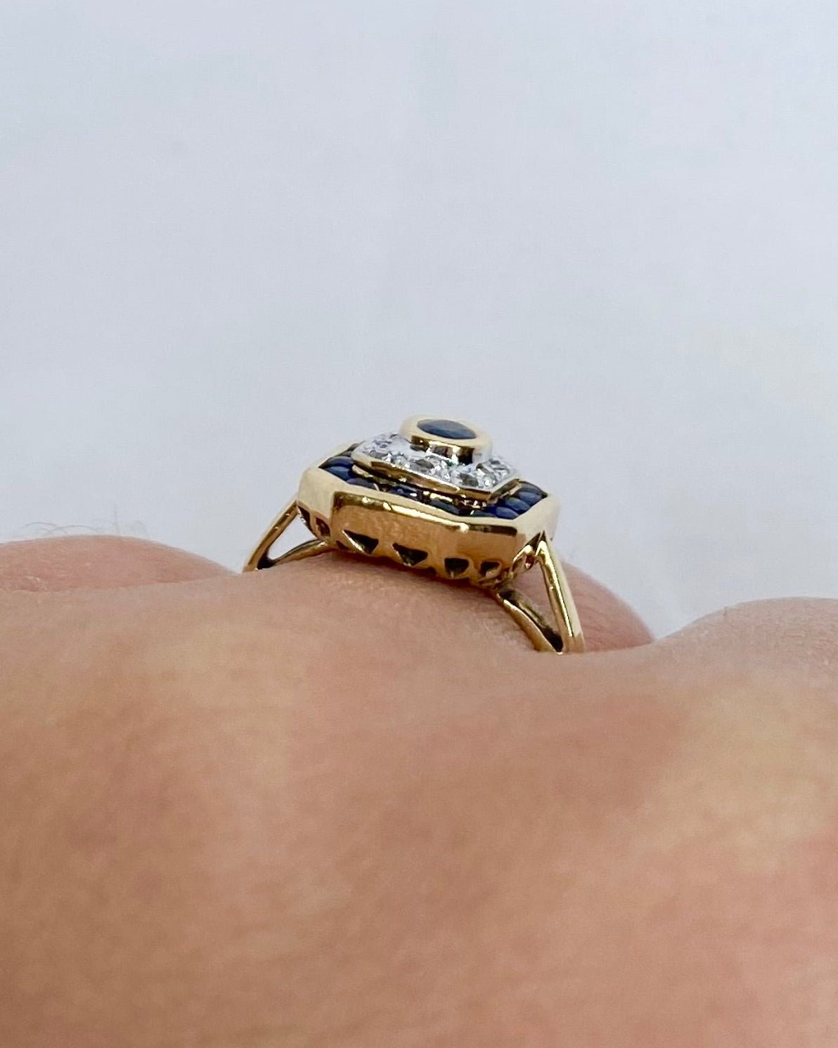 Bague Style Art Déco Saphir 0.42 carat &amp; Diamants "Aby" - Elliade Paris