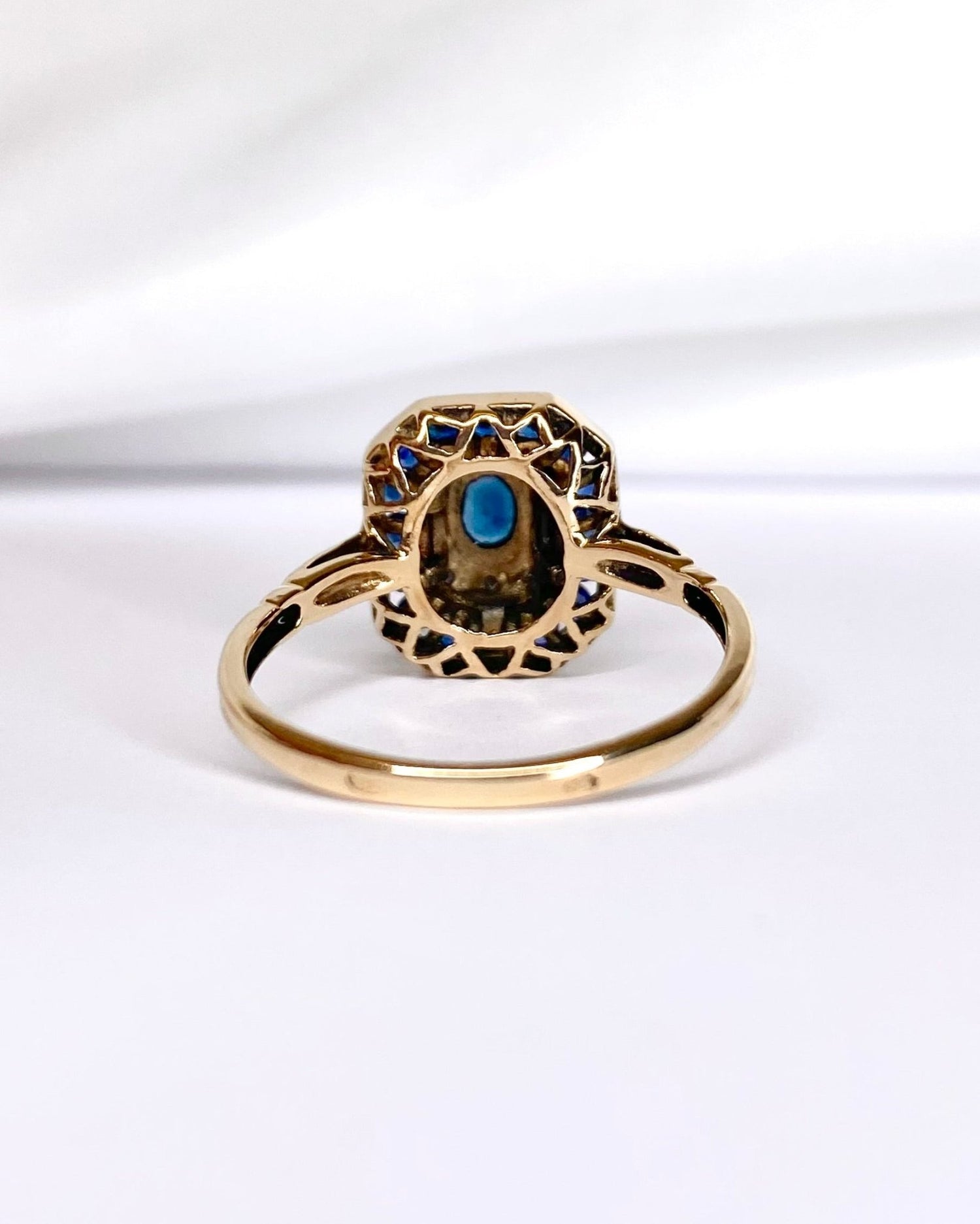 Bague Style Art Déco Saphir 0.42 carat &amp; Diamants "Aby" - Elliade Paris