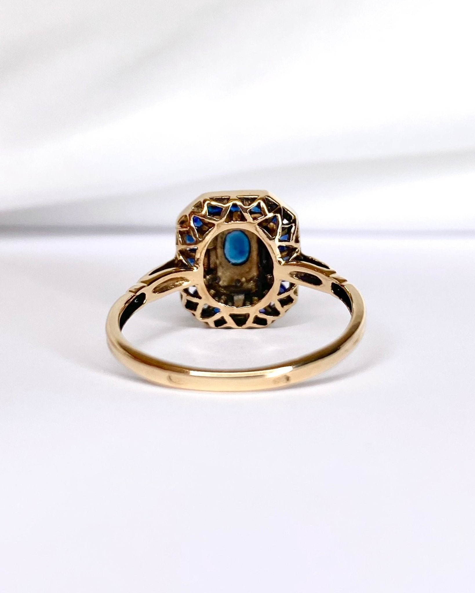 Bague Style Art Déco Saphir 0.42 carat &amp; Diamants "Aby" - Elliade Paris