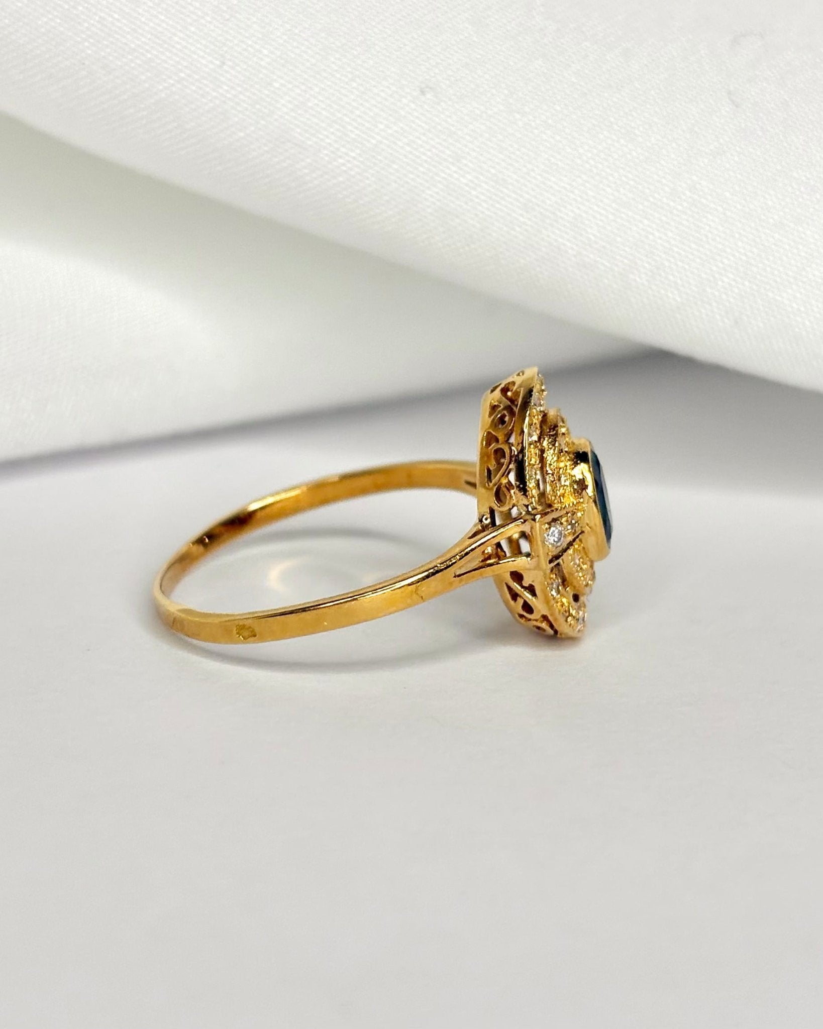 Bague Style Art Déco Saphir 0.44 carat &amp; Diamants "Selenia" - Elliade Paris
