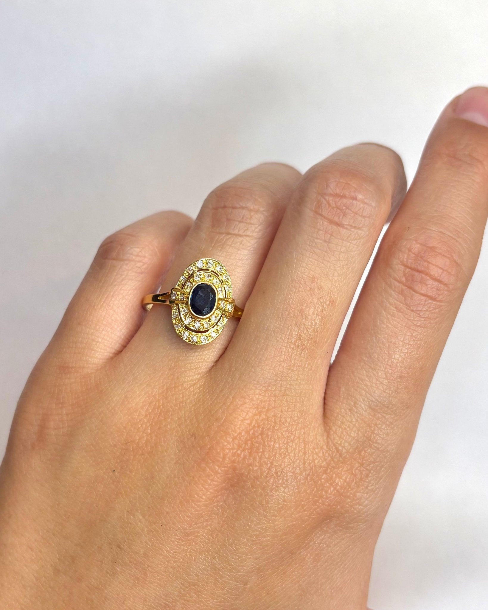 Bague Style Art Déco Saphir 0.44 carat &amp; Diamants "Selenia" - Elliade Paris