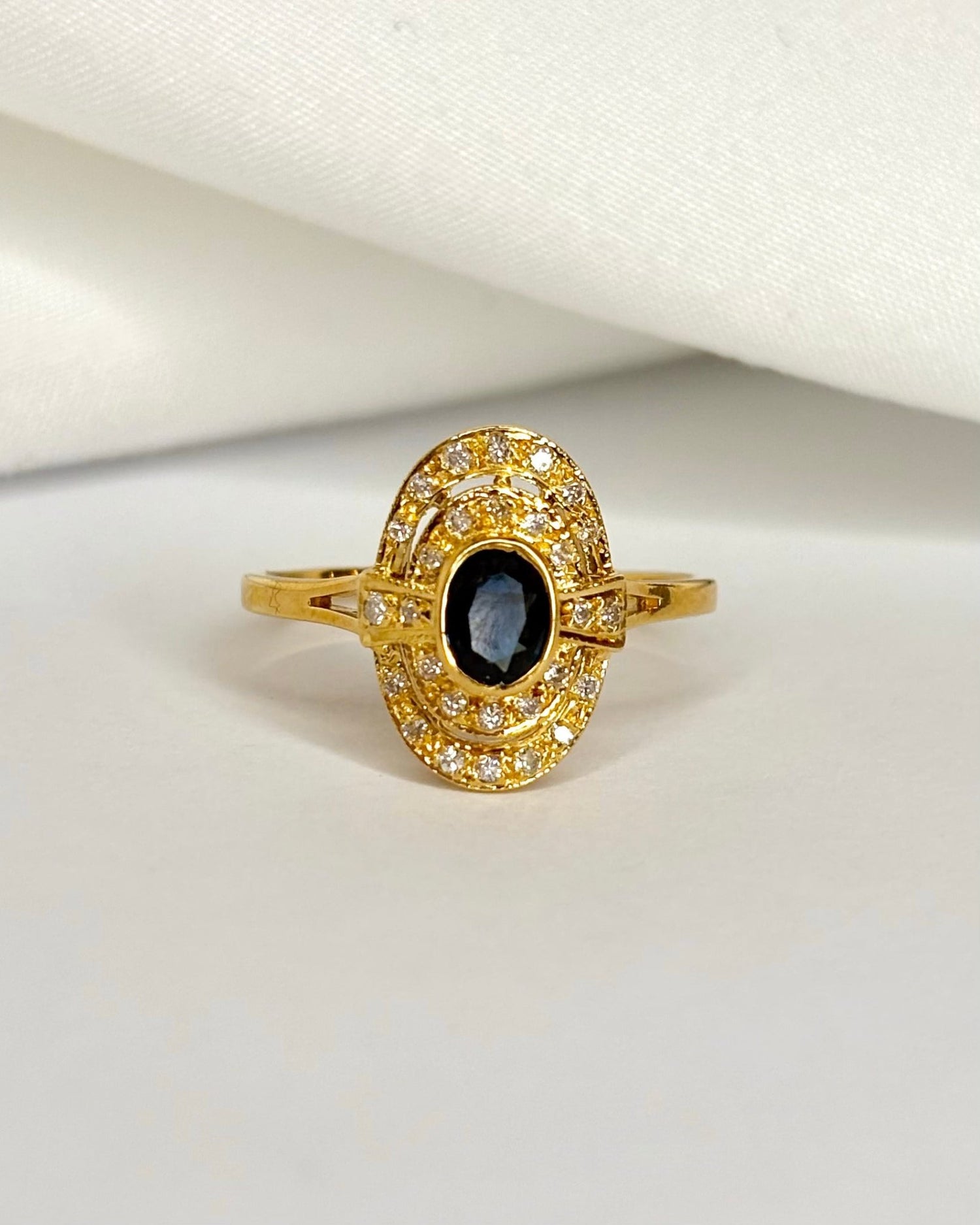 Bague Style Art Déco Saphir 0.44 carat &amp; Diamants "Selenia" - Elliade Paris