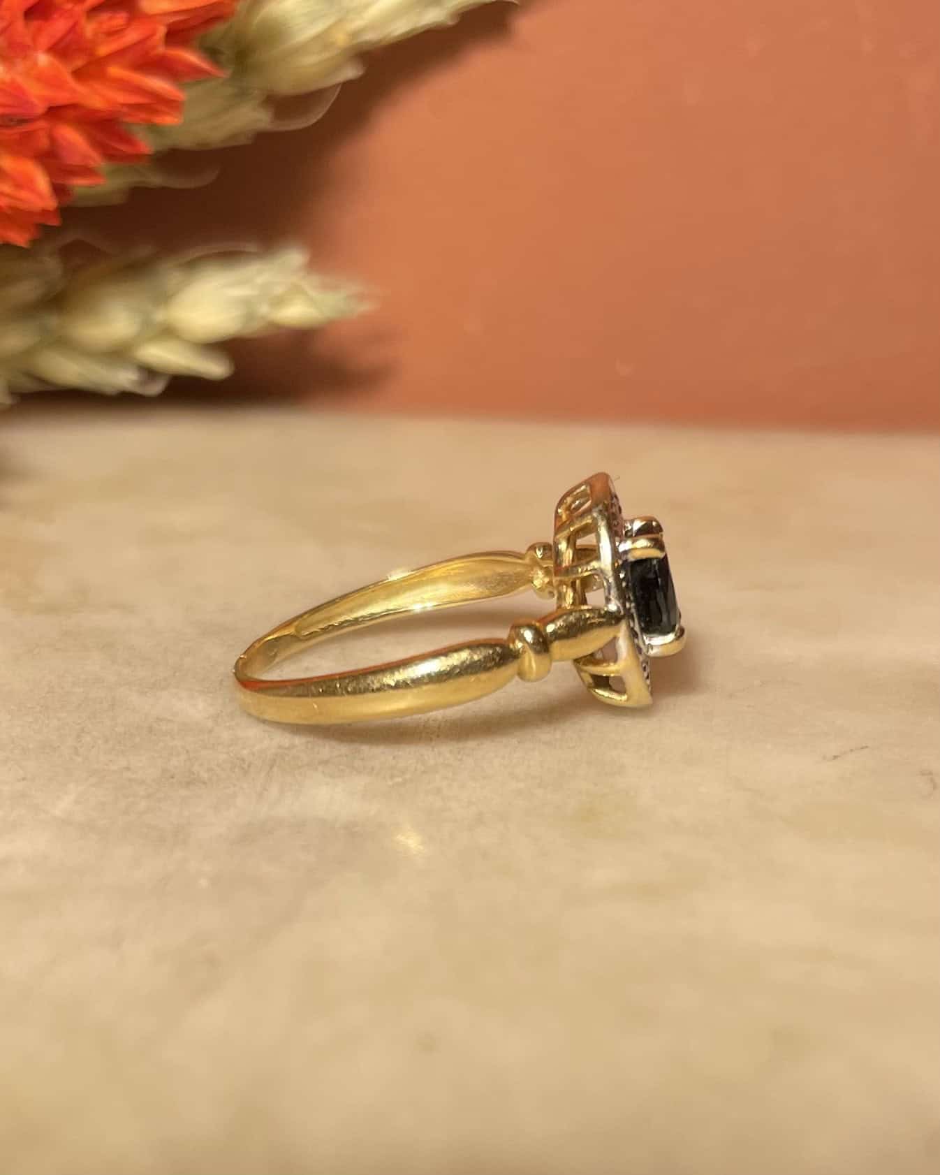 Bague Style Art - déco Saphir 0.55 carat &amp; Diamants "Cristiana" - Elliade Paris
