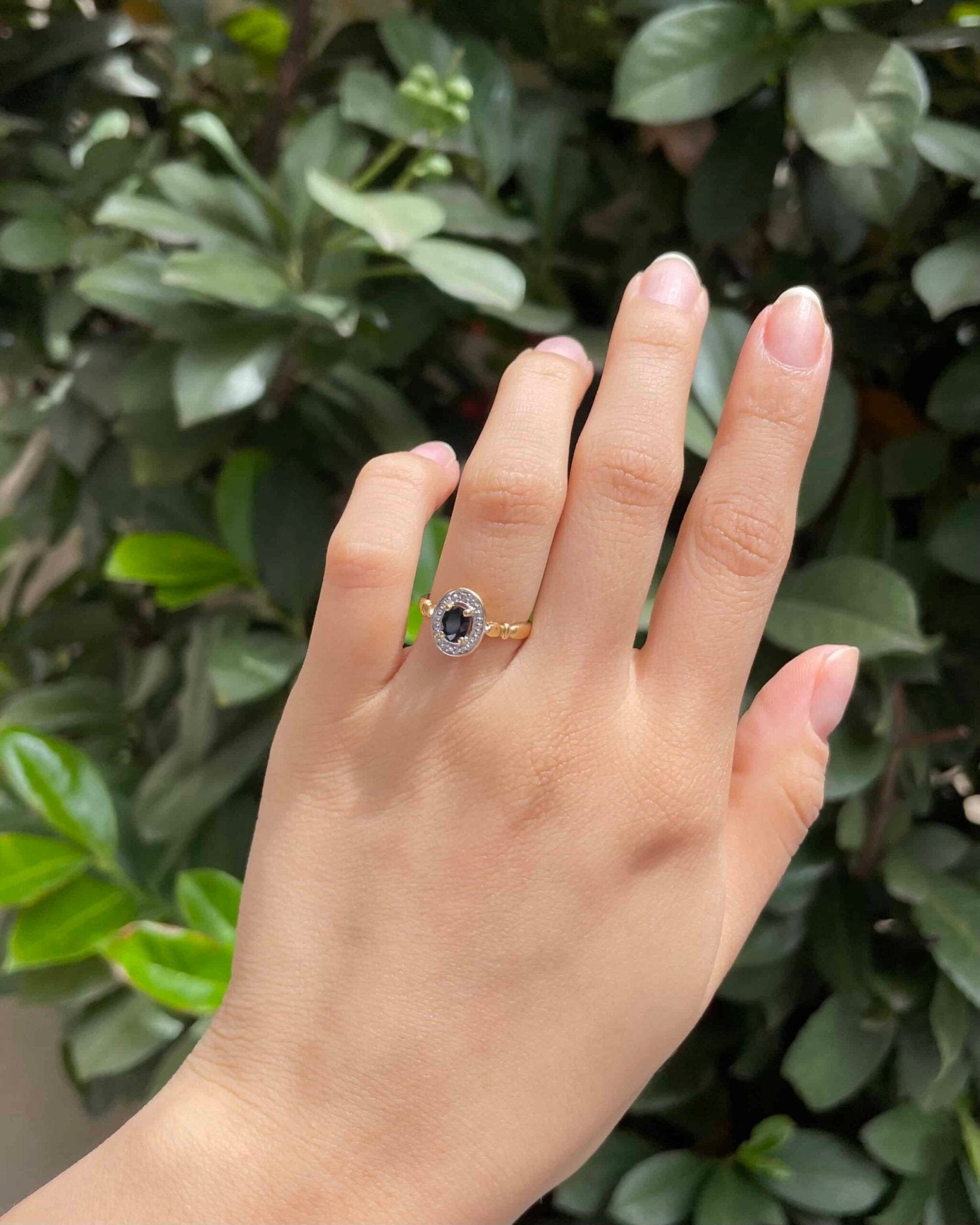 Bague Style Art - déco Saphir 0.55 carat &amp; Diamants "Cristiana" - Elliade Paris