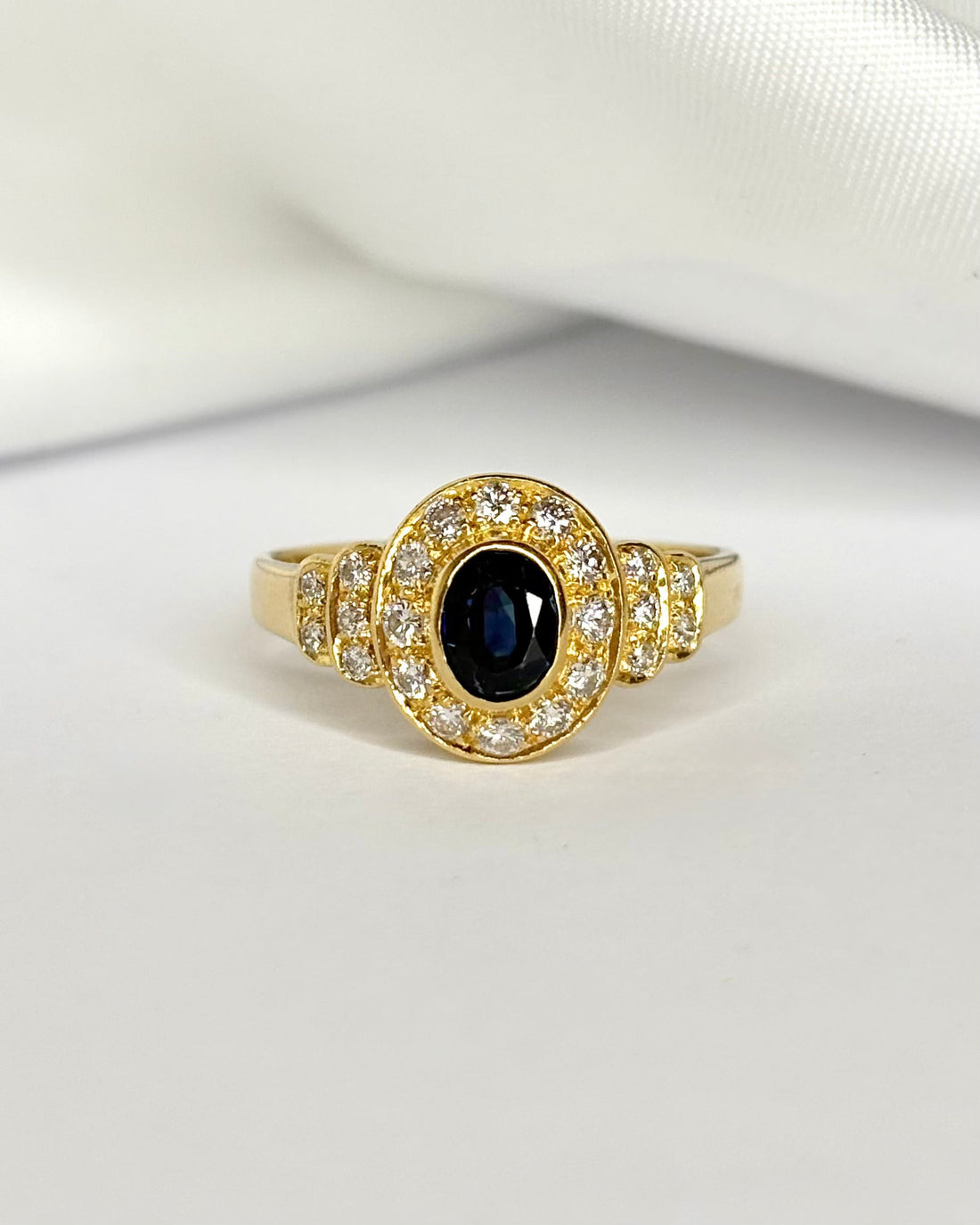 Bague Style Art déco Saphir 0.60 carat &amp; 22 Diamants "Gina" - Elliade Paris