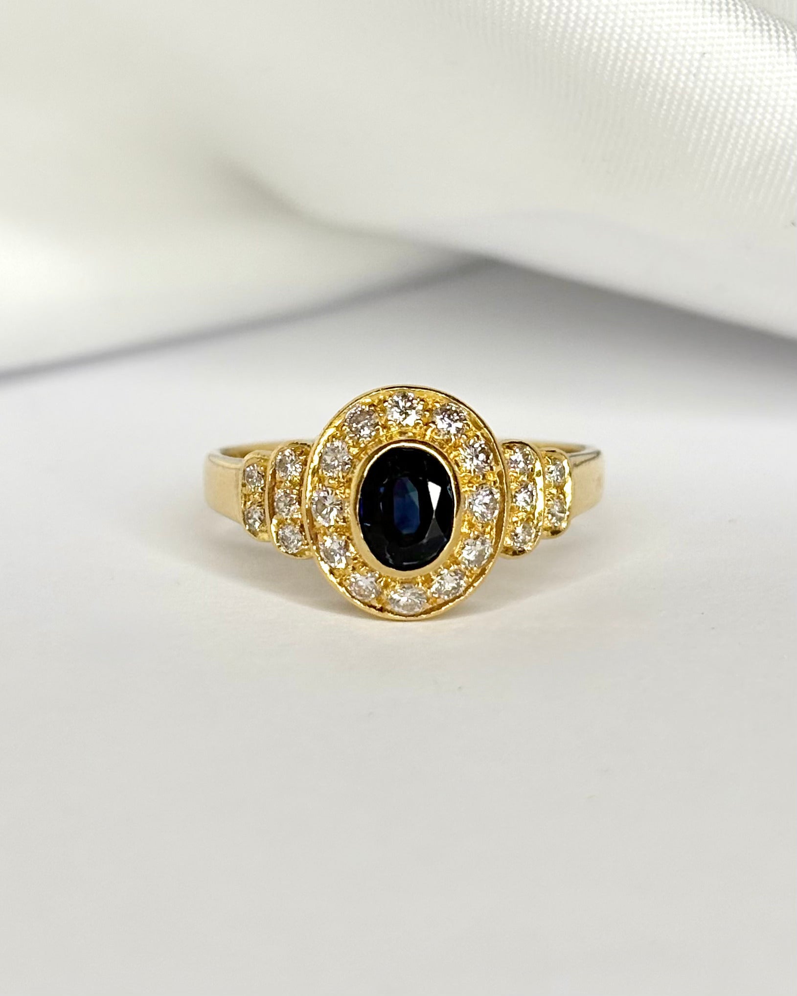 Bague Style Art déco Saphir 0.60 carat &amp; 22 Diamants "Gina" - Elliade Paris