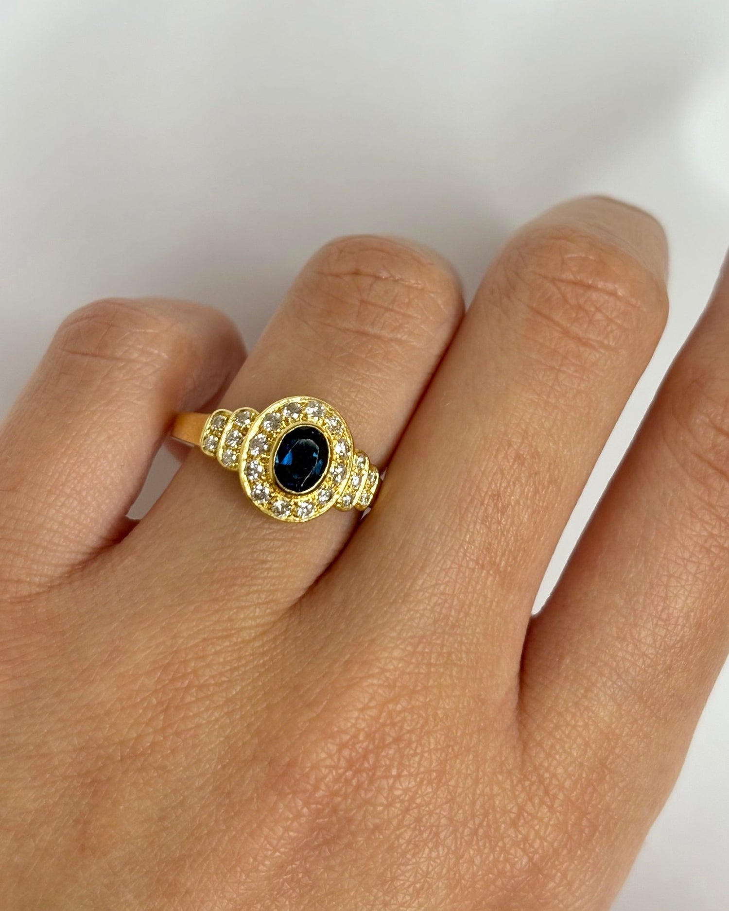 Bague Style Art déco Saphir 0.60 carat &amp; 22 Diamants "Gina" - Elliade Paris