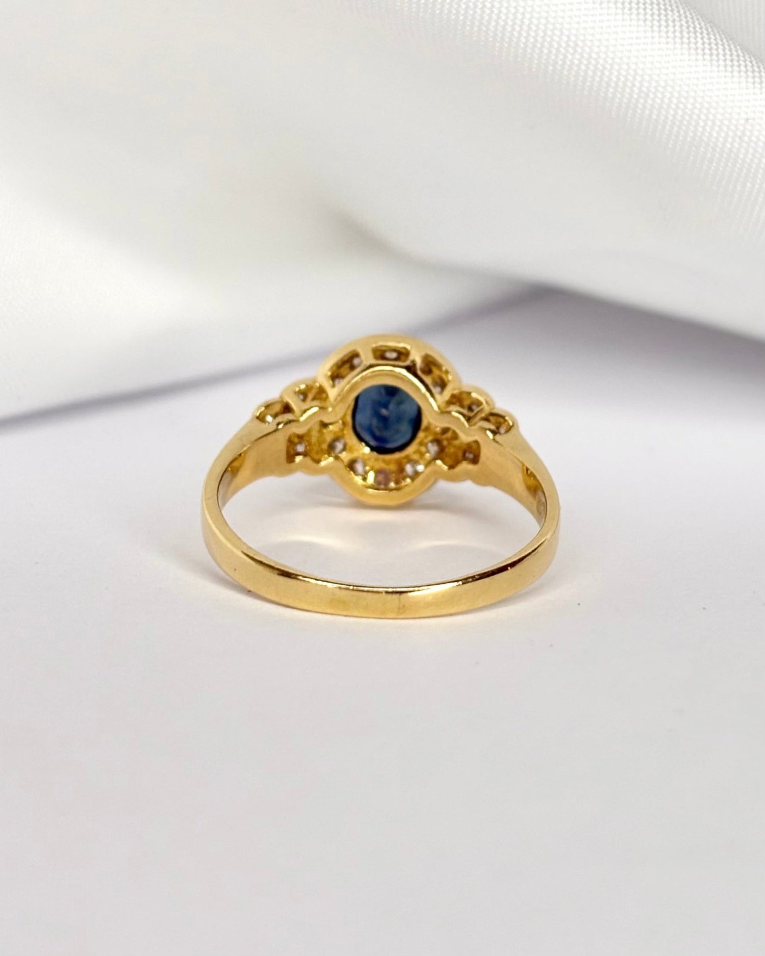 Bague Style Art déco Saphir 0.60 carat &amp; 22 Diamants "Gina" - Elliade Paris