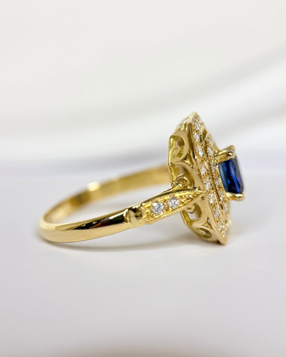 Bague Style Art-Déco Saphir 0.70 carat &amp; Diamants 0.80 carat "Laurine" - Elliade Paris
