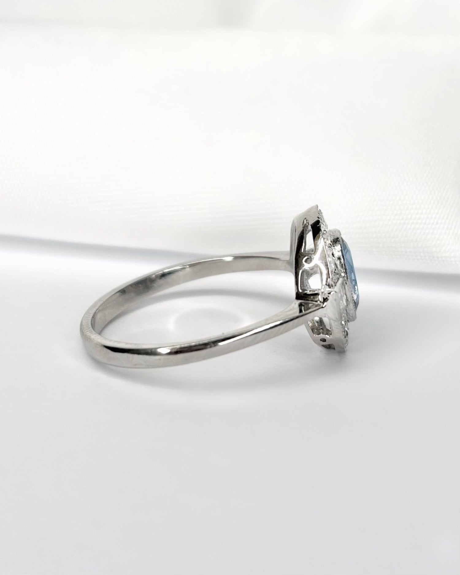 Bague Style Art - Déco Saphir 0.72 carat &amp; Diamants 0.24 carat "Rebecca" - Elliade Paris