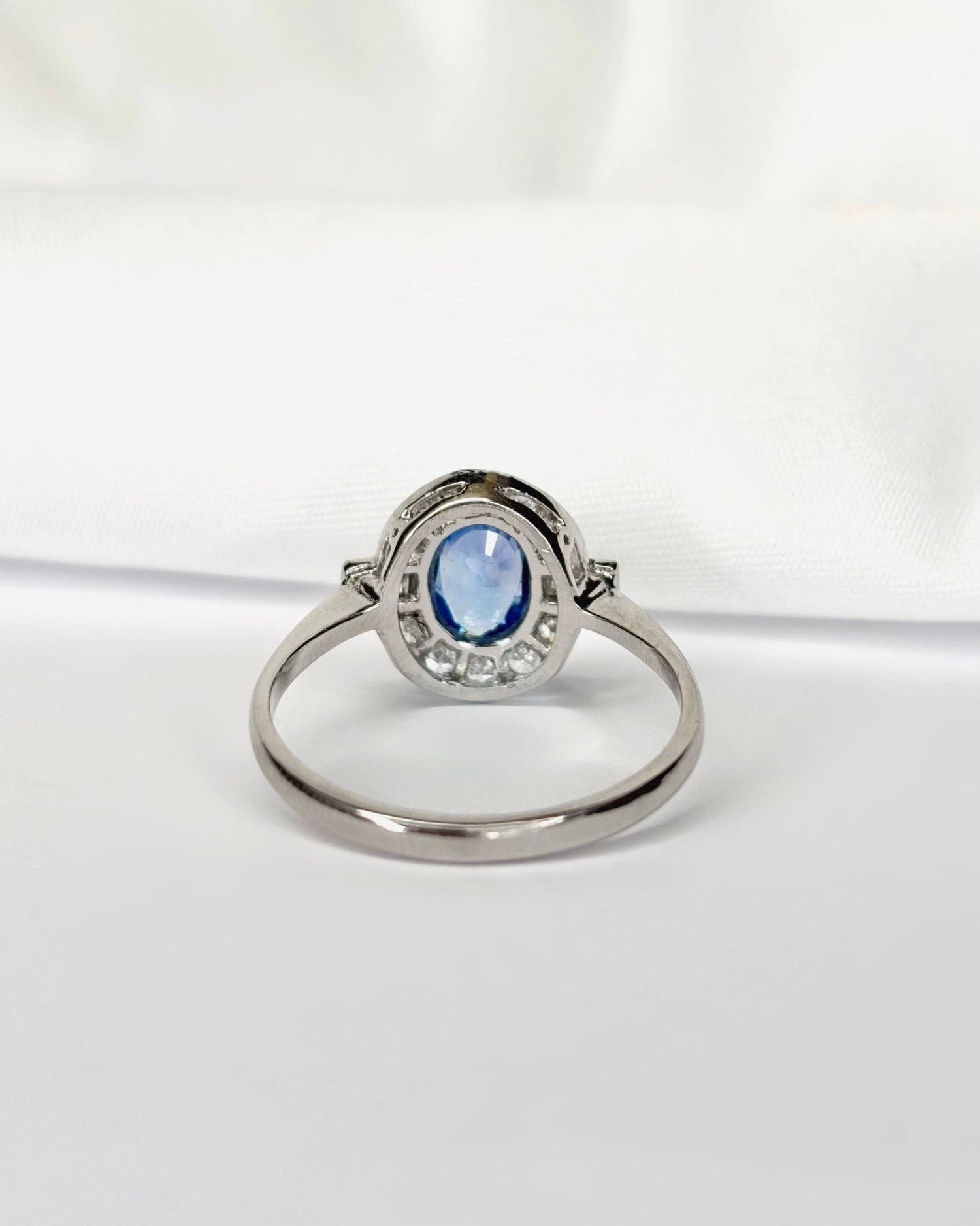 Bague Style Art - Déco Saphir 0.72 carat &amp; Diamants 0.24 carat "Rebecca" - Elliade Paris