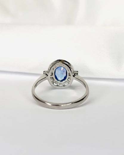 Bague Style Art - Déco Saphir 0.72 carat &amp; Diamants 0.24 carat "Rebecca" - Elliade Paris