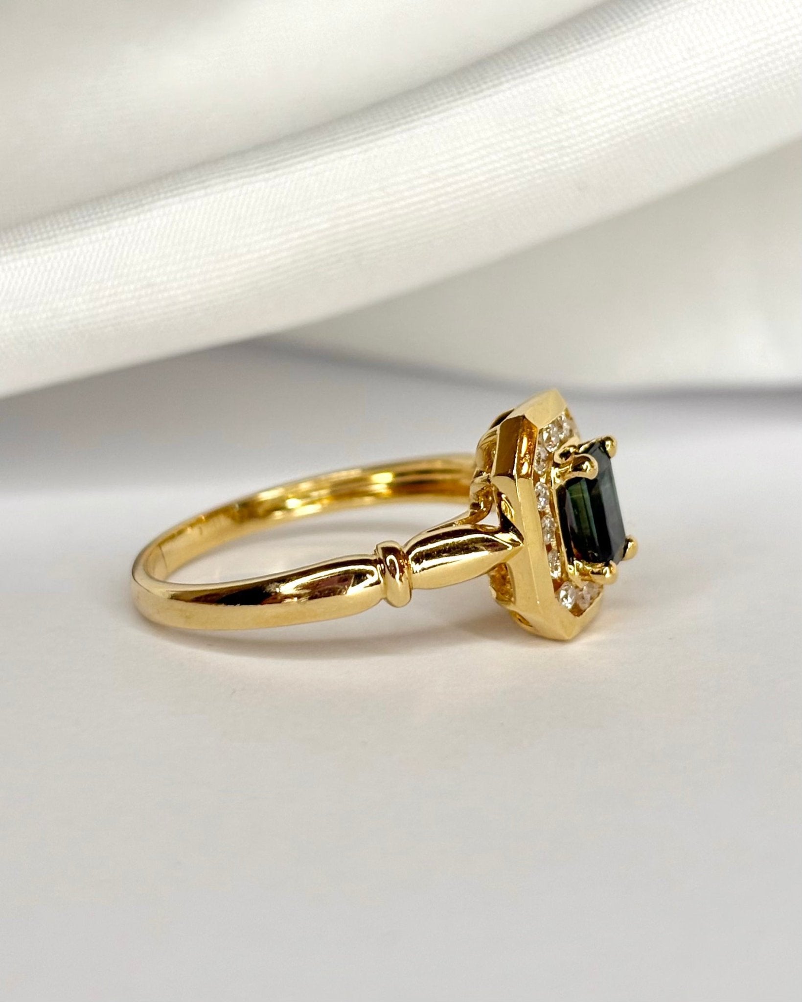 Bague Style Art Déco Saphir 0.72 carat &amp; Diamants "Taylor" - Elliade Paris