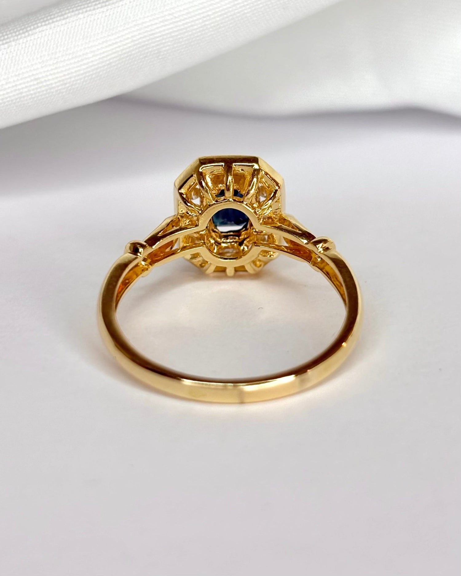 Bague Style Art Déco Saphir 0.72 carat &amp; Diamants "Taylor" - Elliade Paris