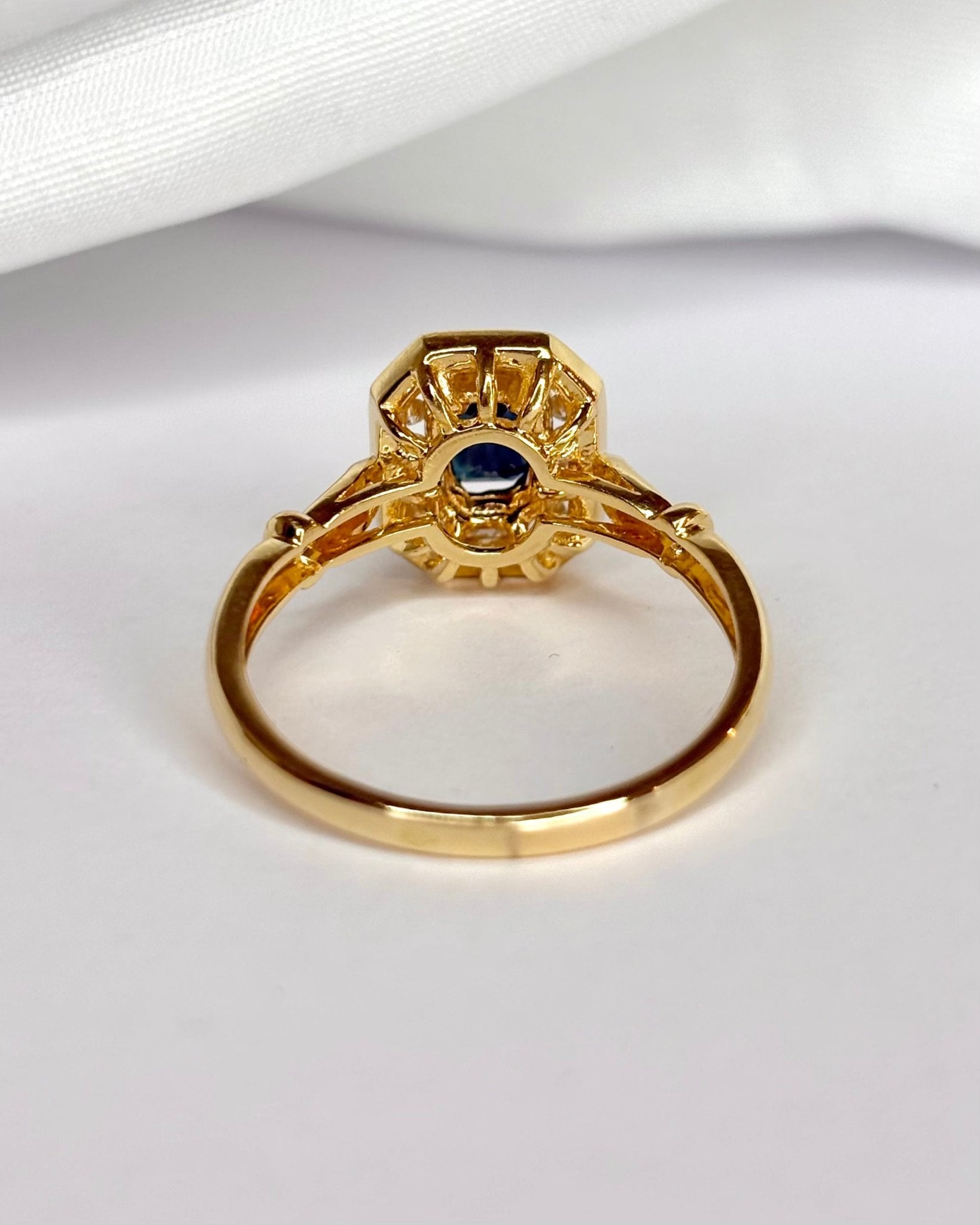 Bague Style Art Déco Saphir 0.72 carat &amp; Diamants "Taylor" - Elliade Paris