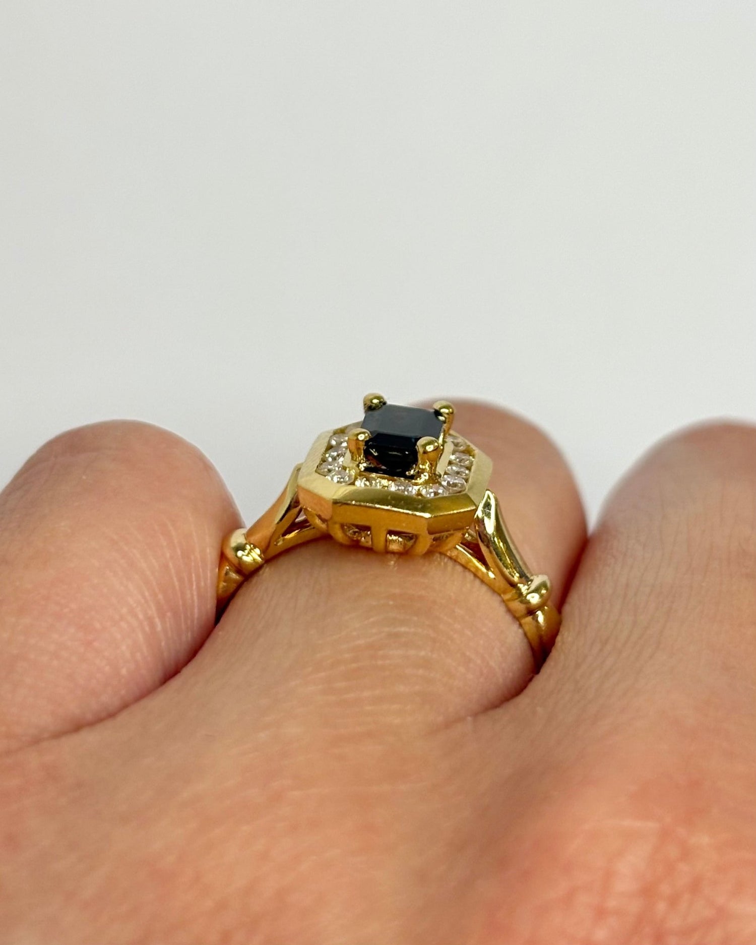 Bague Style Art Déco Saphir 0.72 carat &amp; Diamants "Taylor" - Elliade Paris