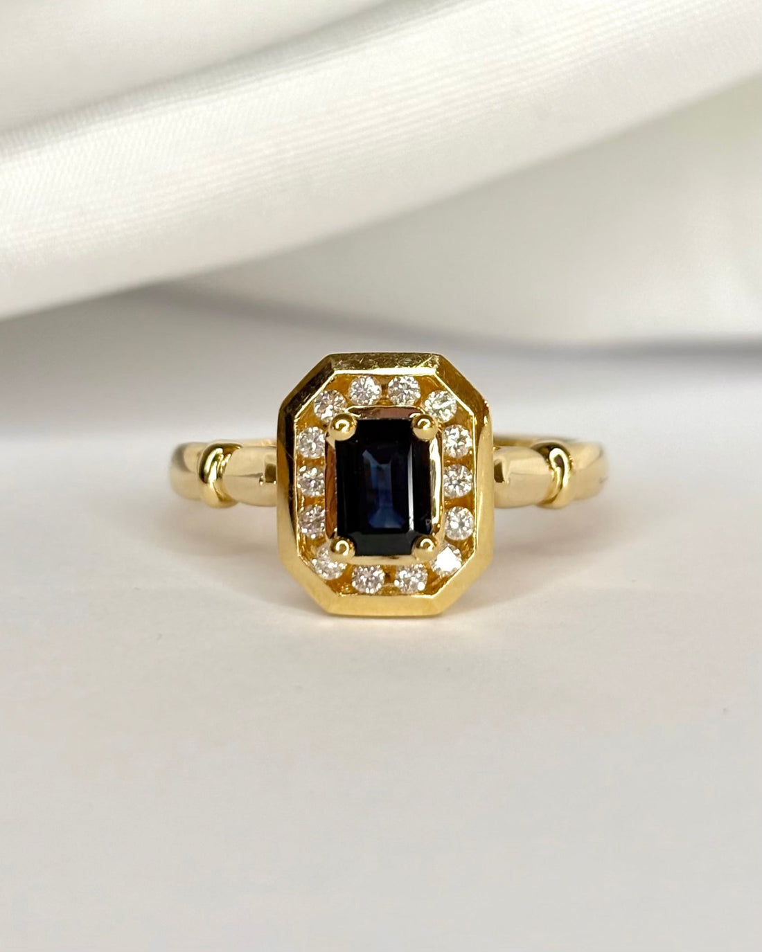 Bague Style Art Déco Saphir 0.72 carat &amp; Diamants "Taylor" - Elliade Paris