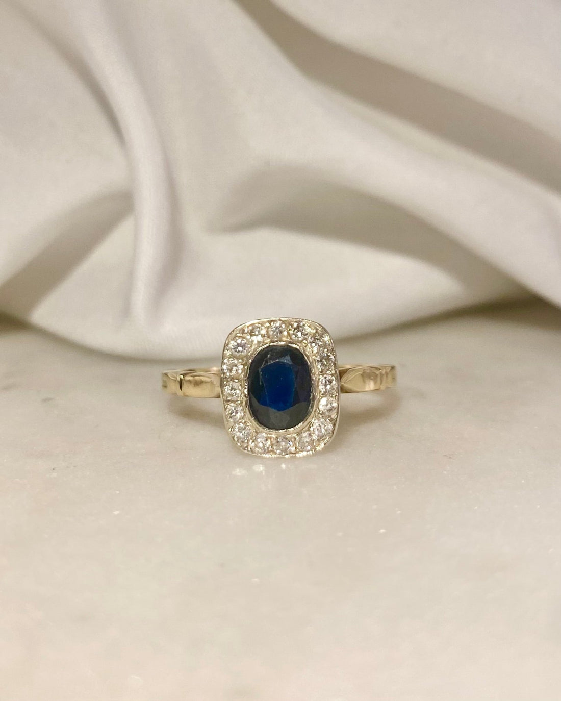 Bague style Art - Déco Saphir 0.75 carat &amp; Diamants &quot;Séraphine&quot; - Elliade Paris