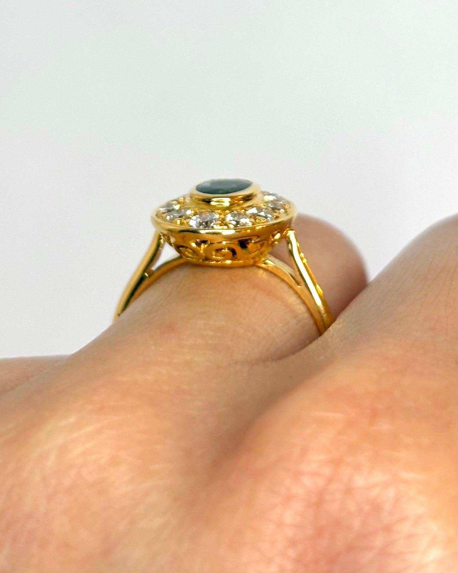 Bague Style Art Déco Saphir 0.81 carat &amp; Diamants 0.48 carat "Paylina" - Elliade Paris