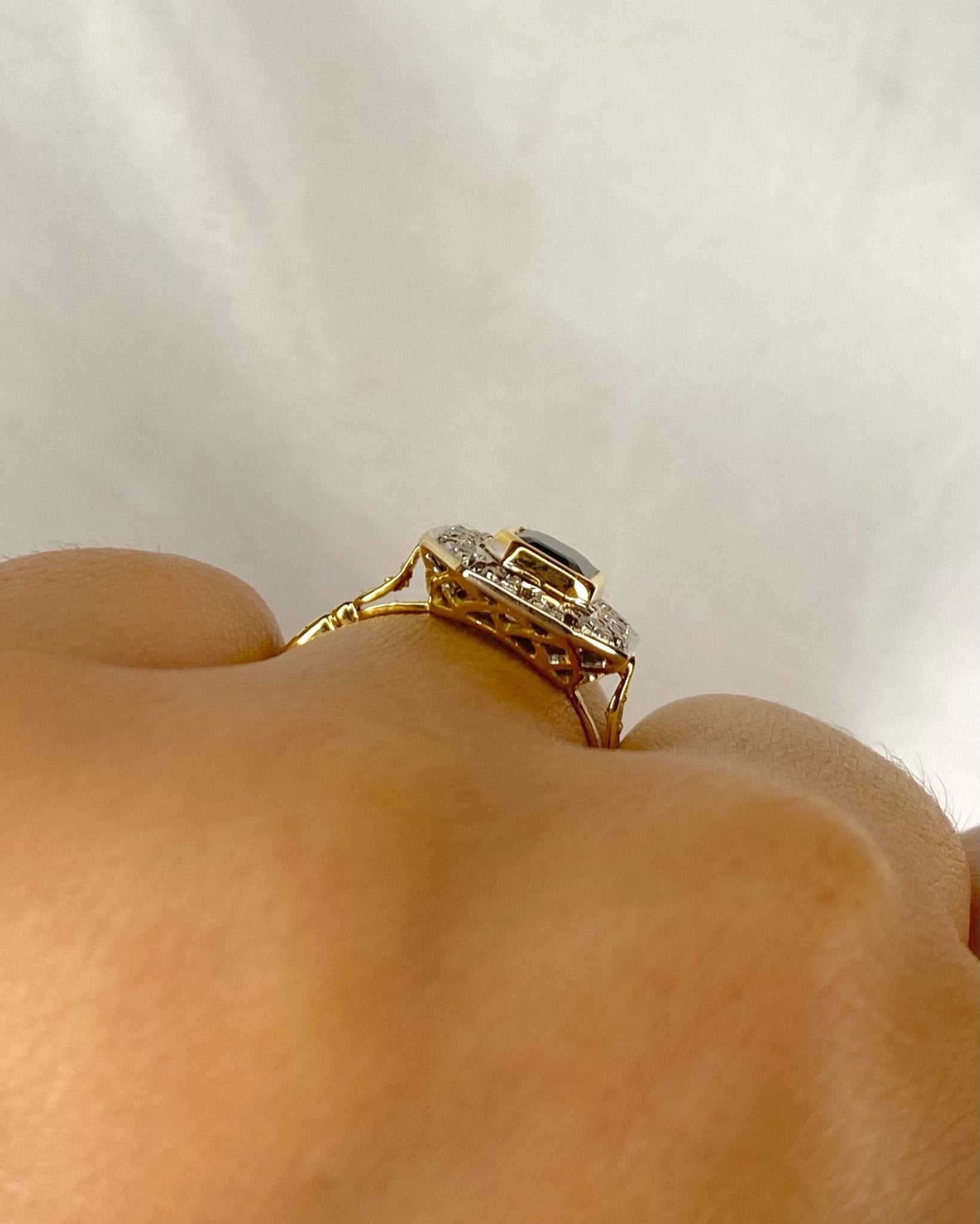 Bague Style Art Déco Saphir 0.85 carat &amp; 16 Diamants "Inès" - Elliade Paris