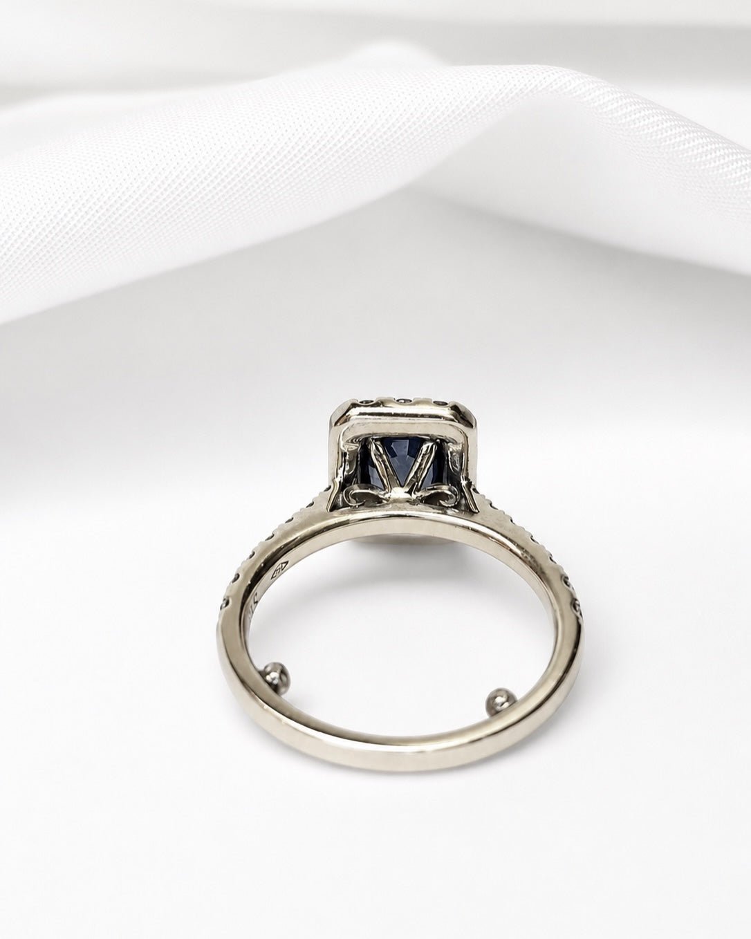 Bague Style Art-Déco Saphir 0.85 carat &amp; Diamants 1 carat "Fabia" - Elliade Paris