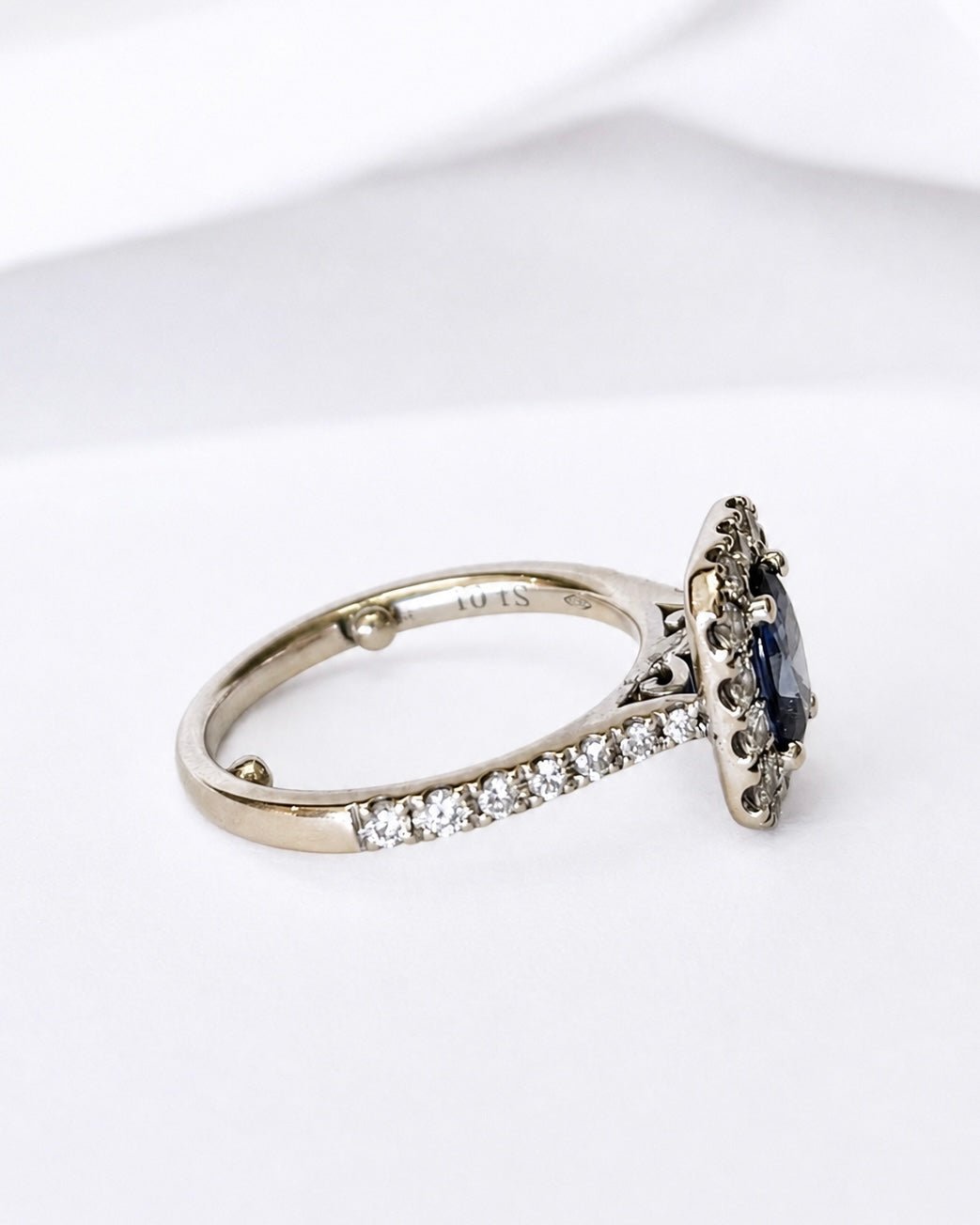 Bague Style Art-Déco Saphir 0.85 carat &amp; Diamants 1 carat "Fabia" - Elliade Paris