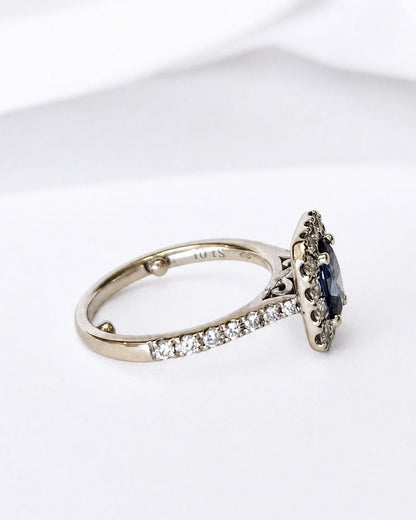 Bague Style Art-Déco Saphir 0.85 carat &amp; Diamants 1 carat "Fabia" - Elliade Paris
