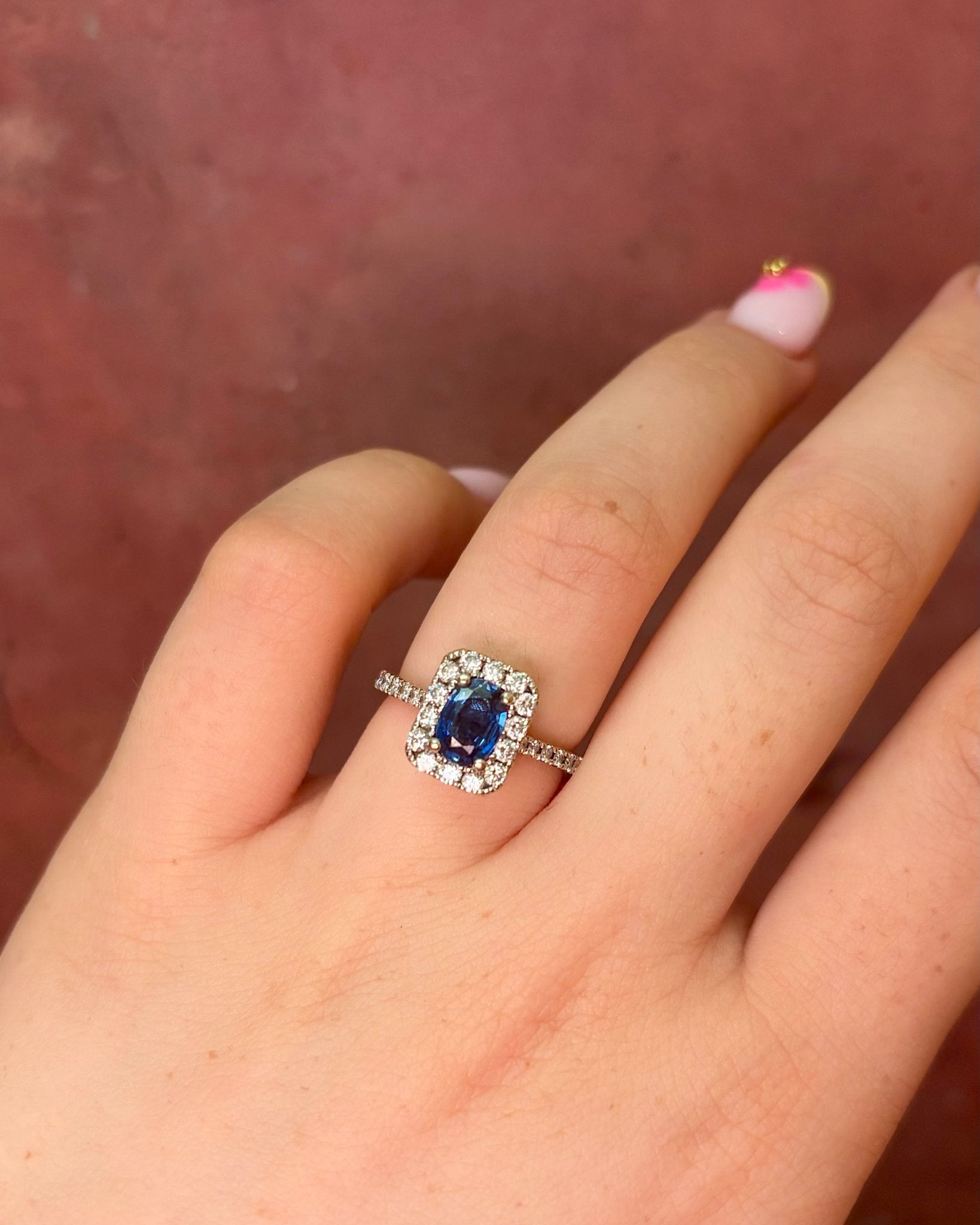 Bague Style Art-Déco Saphir 0.85 carat &amp; Diamants 1 carat "Fabia" - Elliade Paris