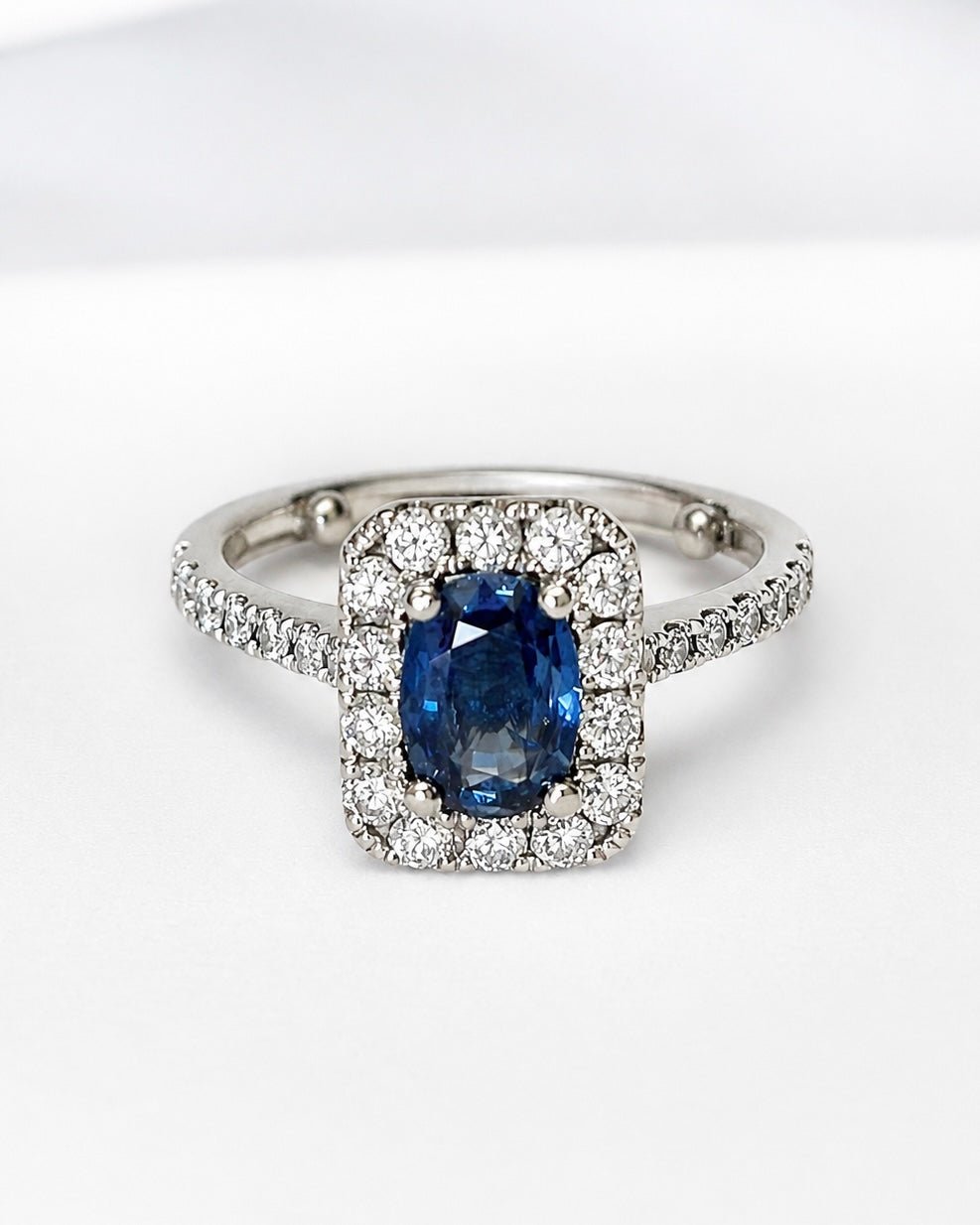 Bague Style Art-Déco Saphir 0.85 carat &amp; Diamants 1 carat "Fabia" - Elliade Paris
