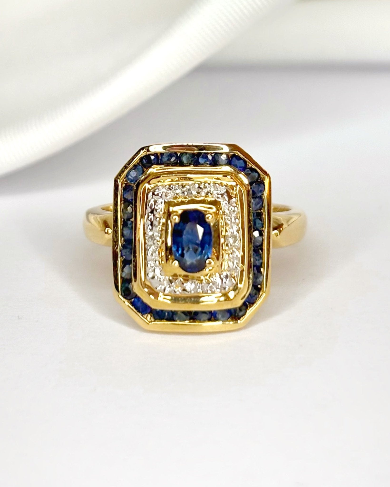 Bague Style Art - Déco Saphir 0.97 carat, Diamants &amp; Or 4,1g "Abigaelle" - Elliade Paris