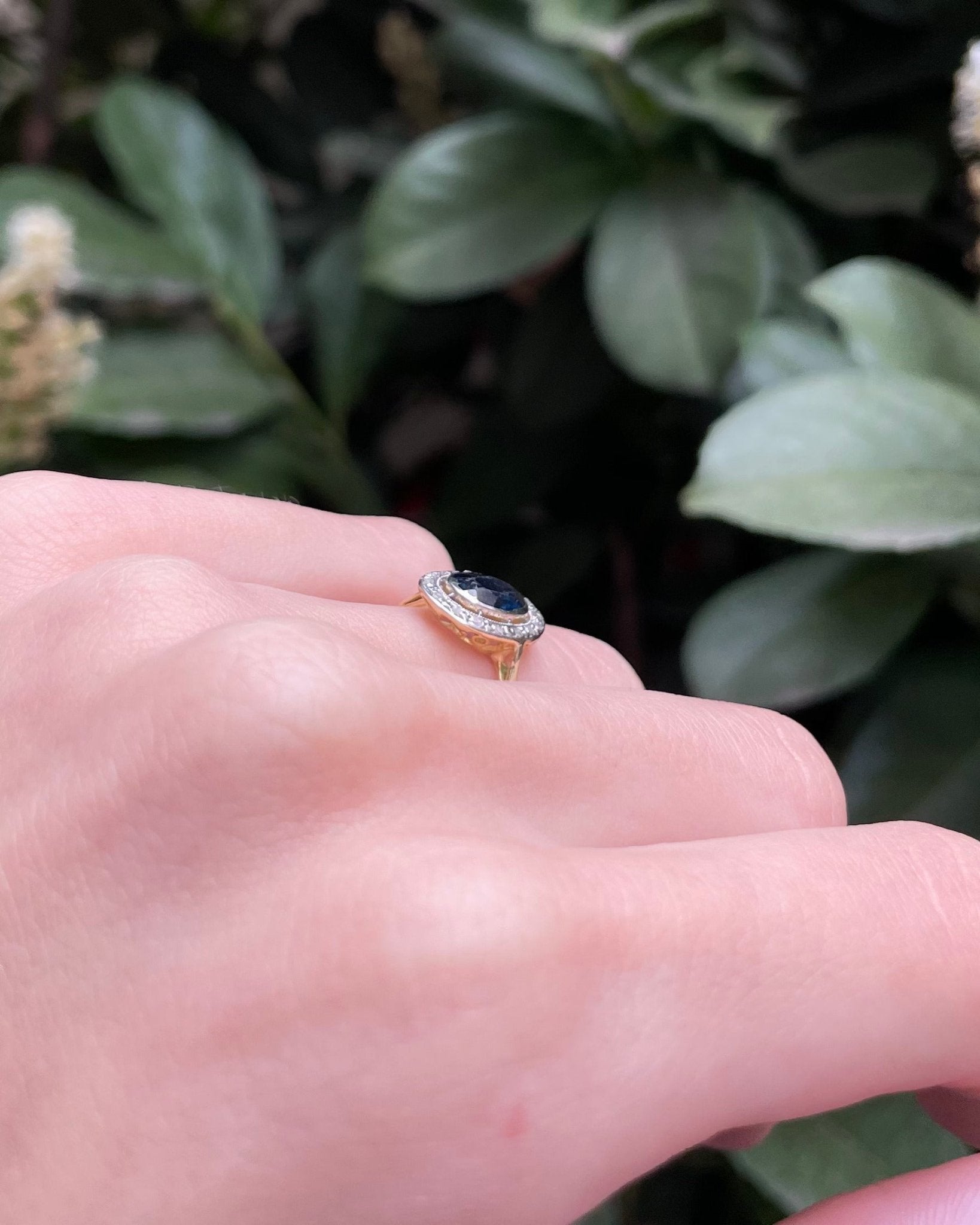 Bague Style Art - déco Saphir 1.15 carat &amp; Diamants "Bellami" - Elliade Paris