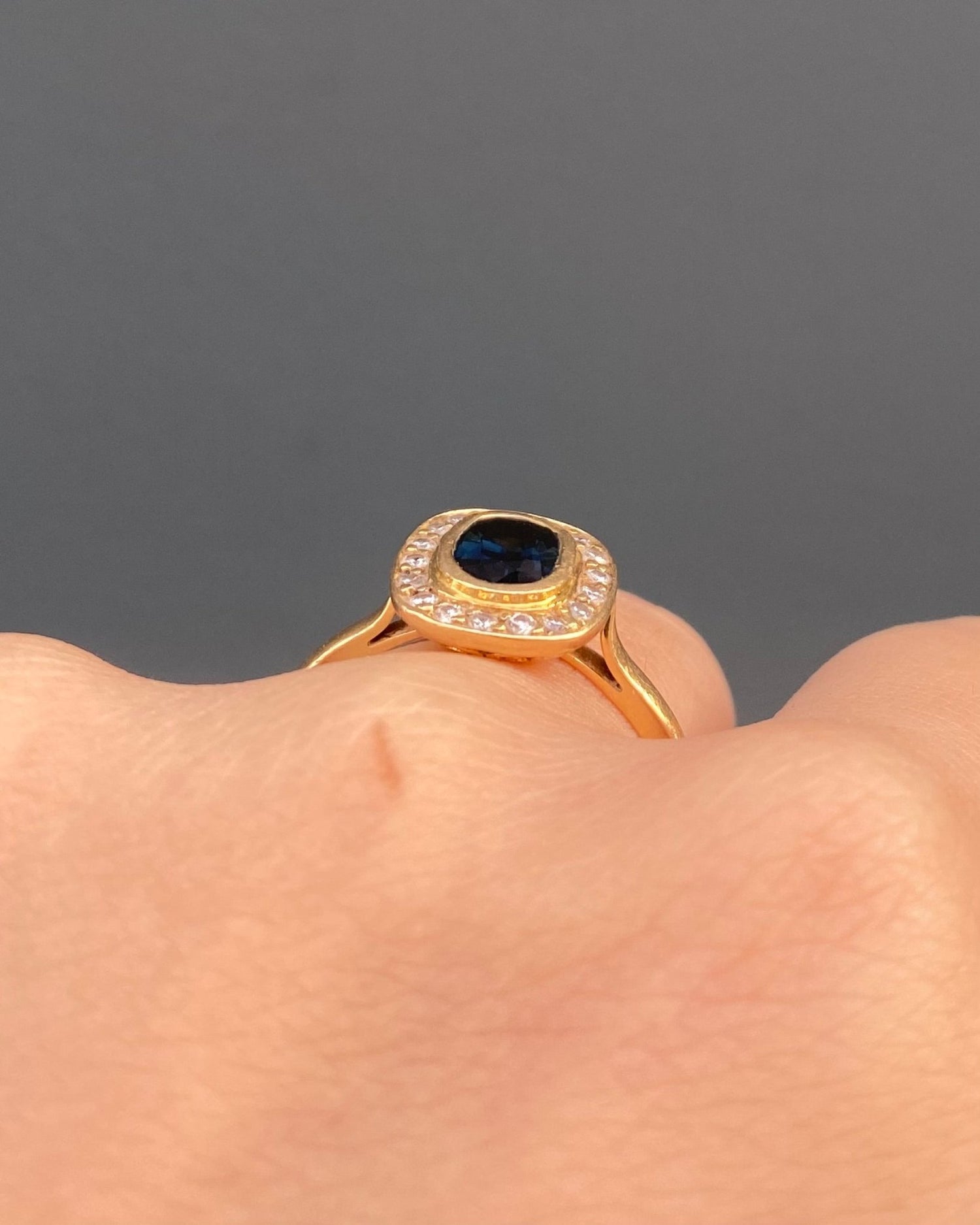 Bague Style Art - déco Saphir 1.17 carat &amp; 18 Diamants &quot;Aria&quot; - Elliade Paris