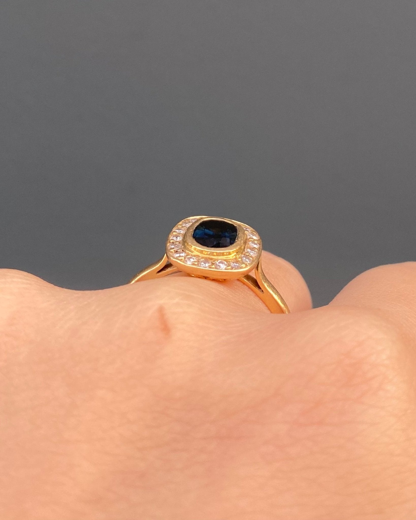 Bague Style Art - déco Saphir 1.17 carat &amp; 18 Diamants "Aria" - Elliade Paris