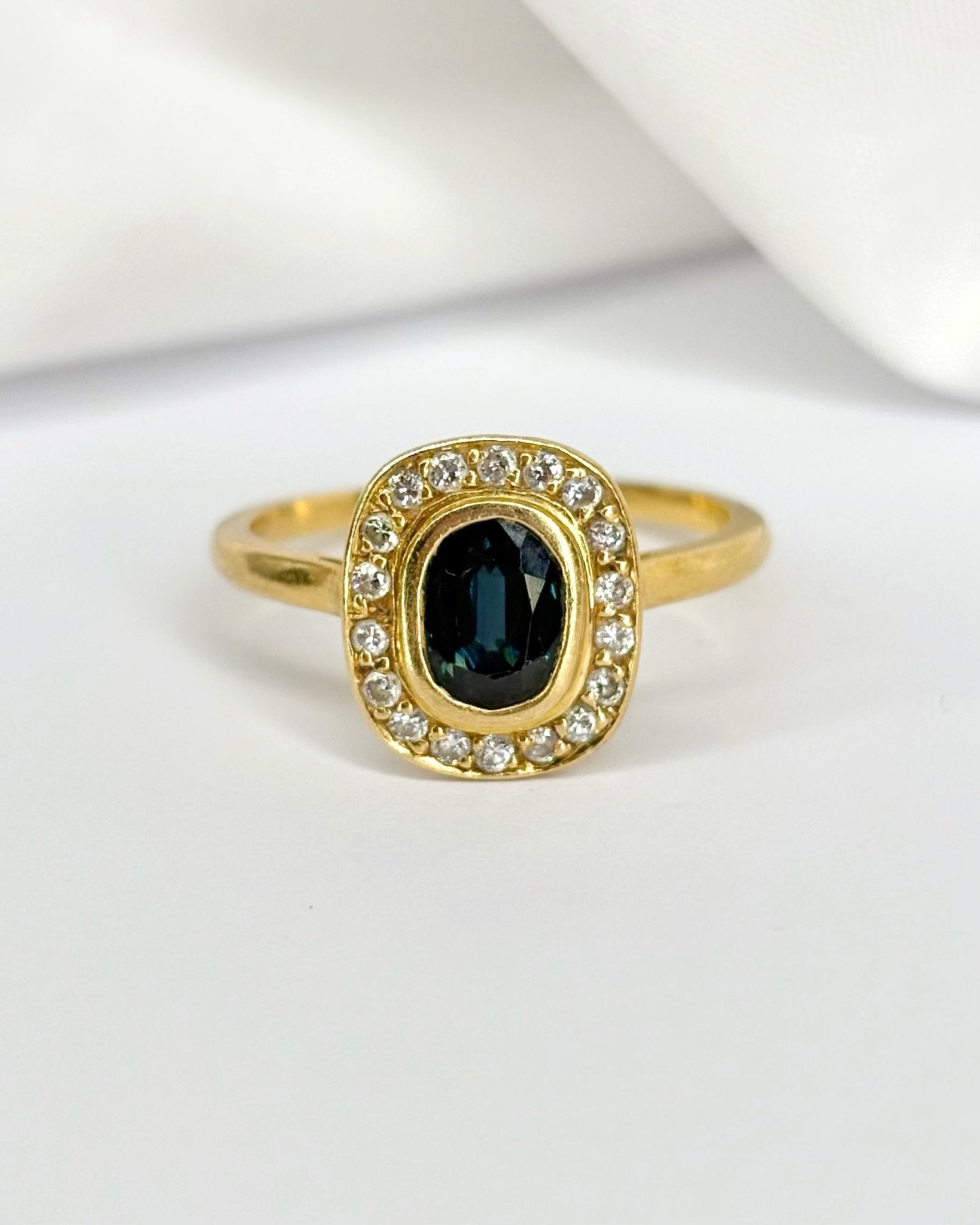 Bague Style Art - déco Saphir 1.17 carat &amp; 18 Diamants "Aria" - Elliade Paris