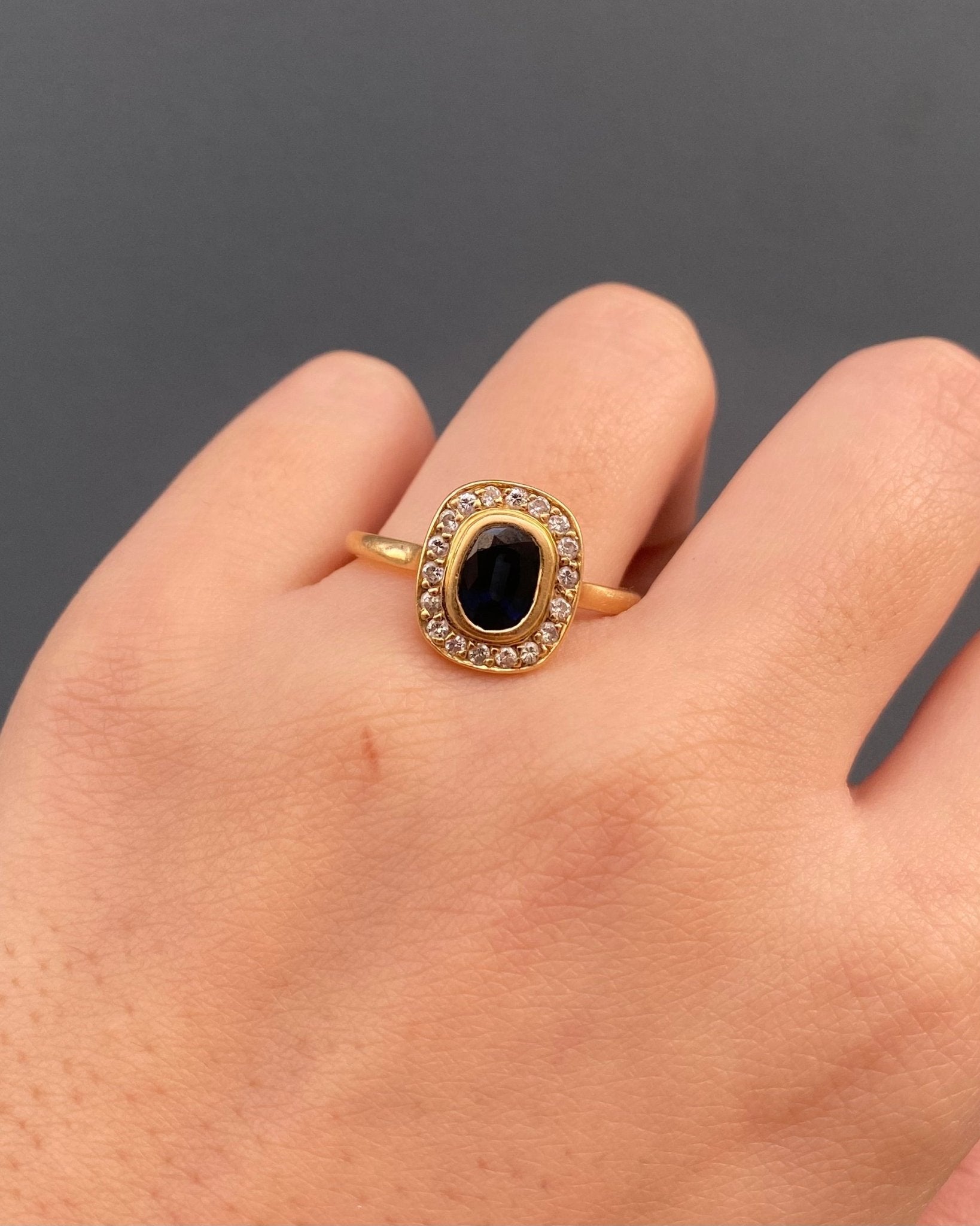 Bague Style Art - déco Saphir 1.17 carat &amp; 18 Diamants "Aria" - Elliade Paris