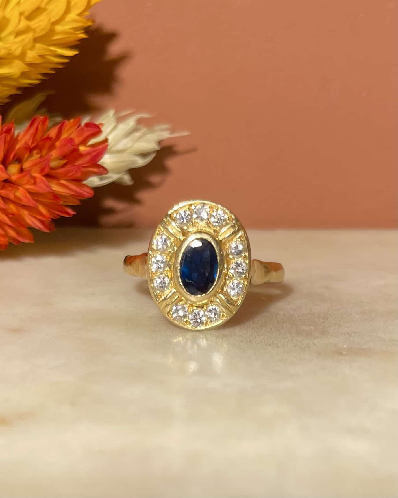 Bague Style Art - Déco Saphir &amp; 12 Diamants "Cosette" - Elliade Paris