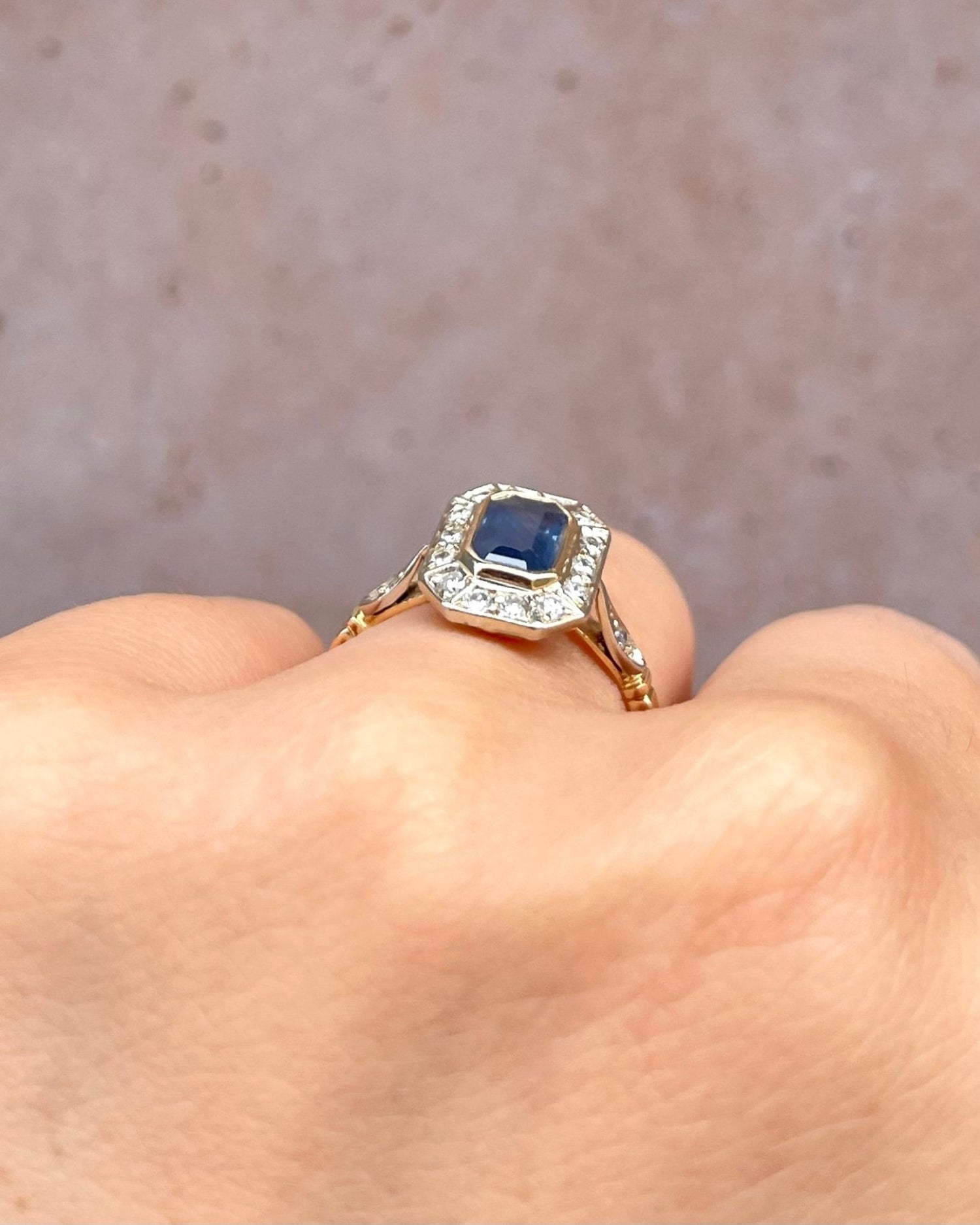 Bague Style Art - Déco Saphir 1.40 carat &amp; 16 Diamants "Aliénor" - Elliade Paris