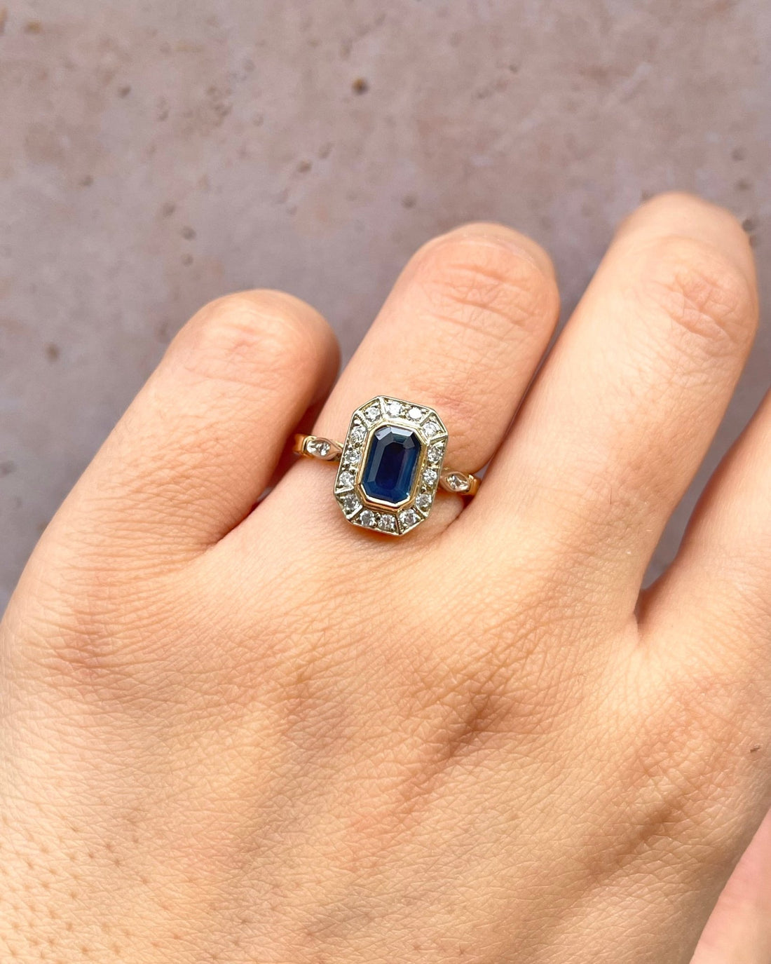 Bague Style Art - Déco Saphir 1.40 carat &amp; 16 Diamants "Aliénor" - Elliade Paris