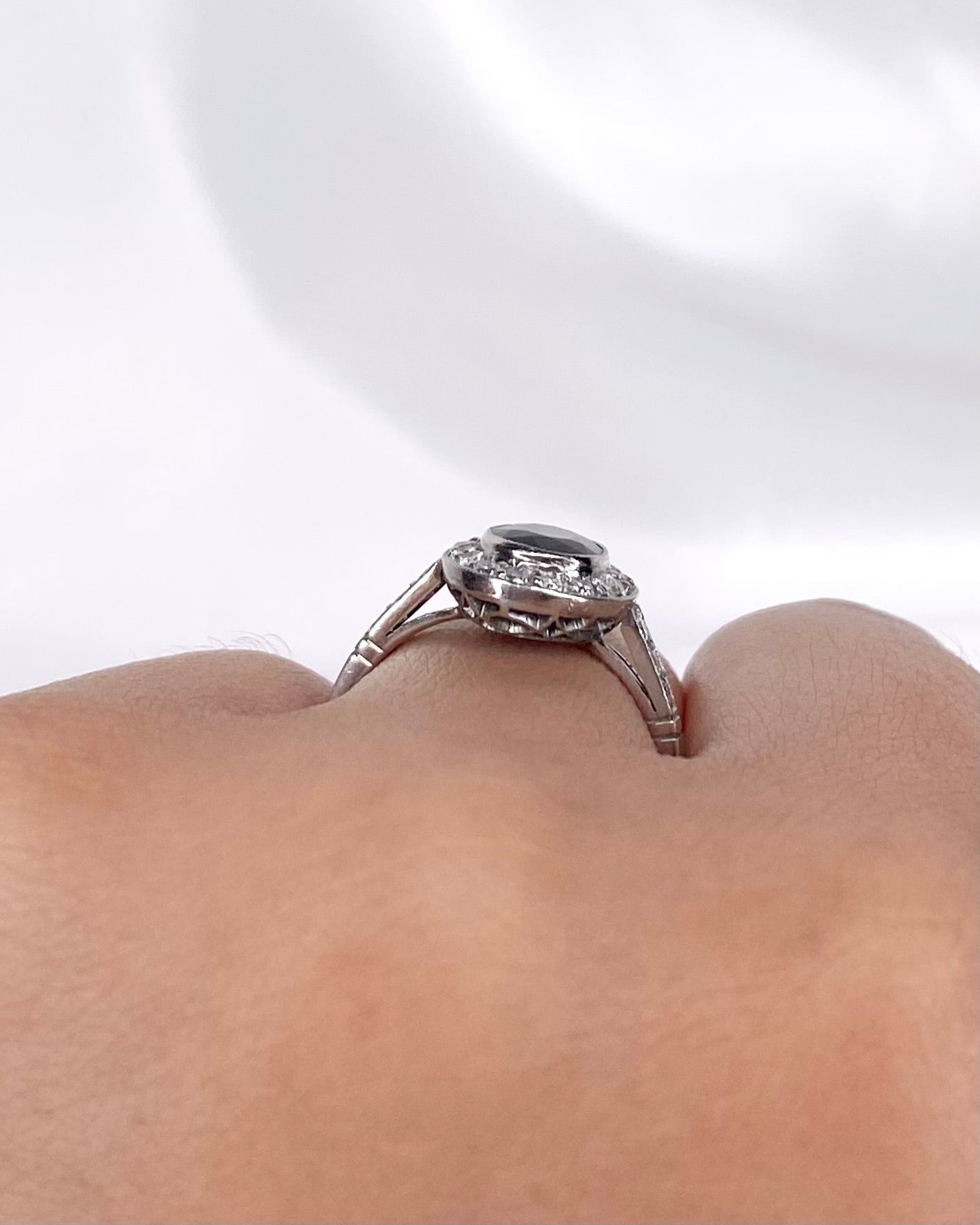 Bague Style Art - Déco Saphir 1.50 carat &amp; Diamants 0.48 carat "Christelle" - Elliade Paris